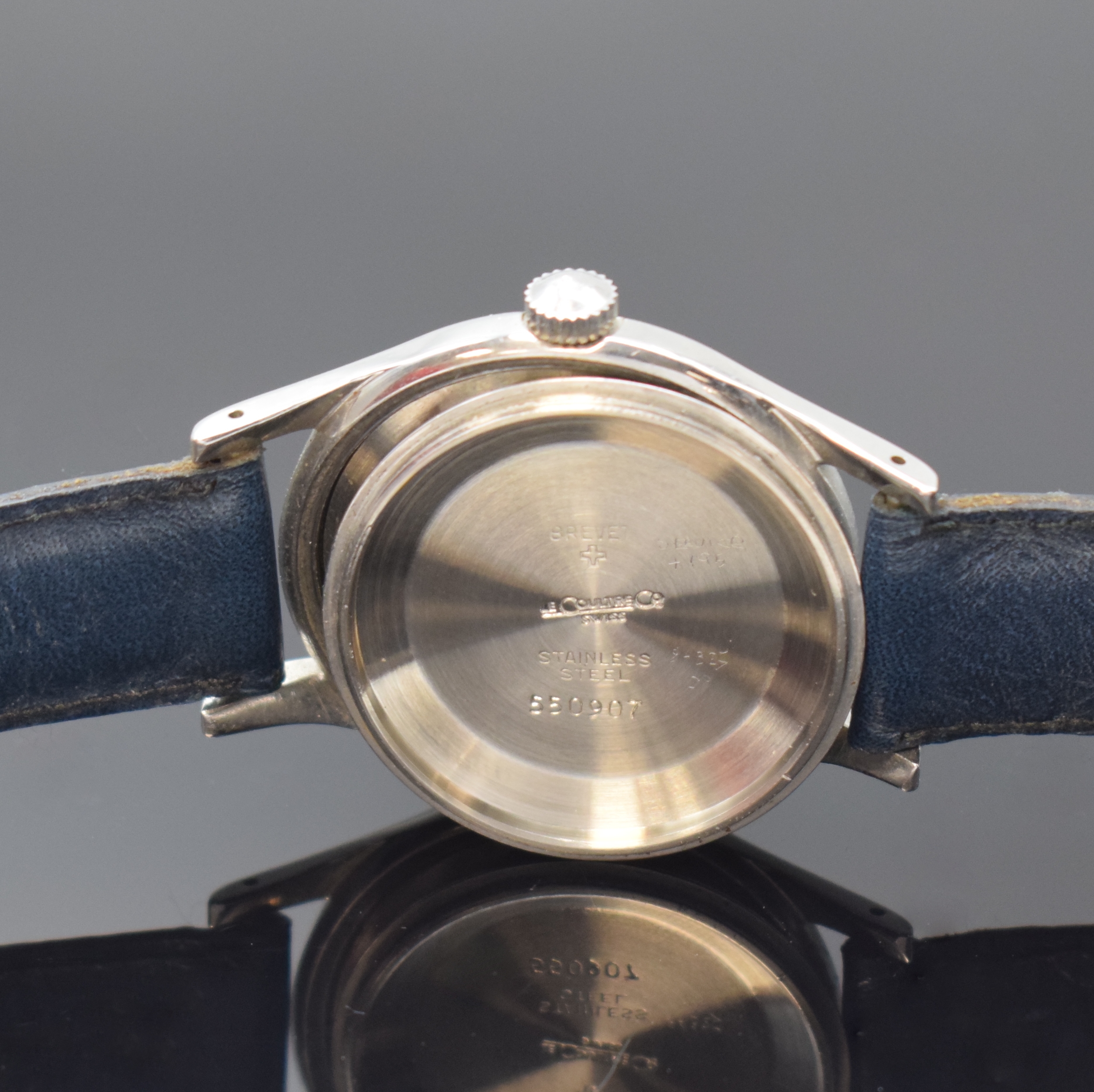 Detail e: Jaeger-LeCoultre Herrenarmbanduhr in Stahl mitKaliber 800, Schweiz um 1955, Handaufzug, 2 -teil. Geh., Boden geschr., schwarzes Zifferbl. rest., ...