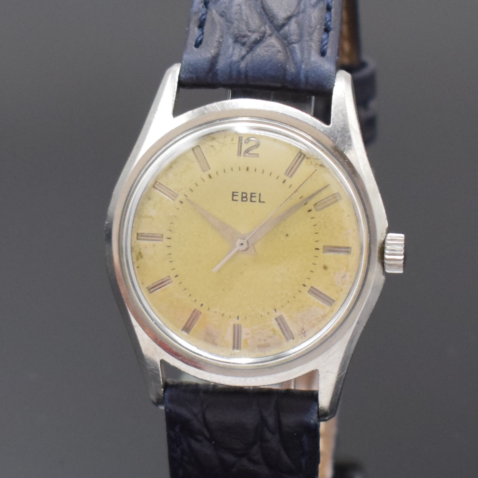 Detail a: EBEL Armbanduhr in Stahl, Schweiz um 1970, Handaufzug, Boden verschr., silb. Zifferbl. pat./fl., silb. Std.-Ind., silb. Zeiger, Kal. 2390, D. ca. 33 ...