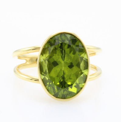 Image Ring mit Peridot, GG 585/000, ovaler Peridot in glatter Fassung ca. 7.7 ct, 2 rhg. ...