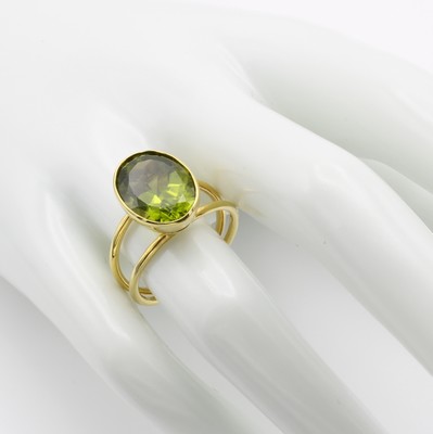 26890723a - Ring mit Peridot, GG 585/000, ovaler Peridot in glatter Fassung ca. 7.7 ct, 2 rhg. ...