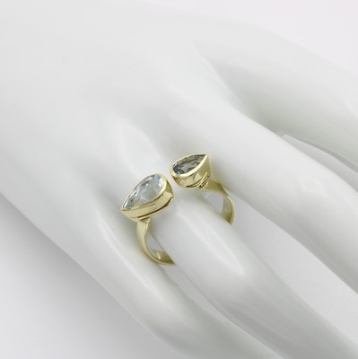 26890738a - Ring mit Aquamarinen, GG 585/000, 2 Aquamarintropfen zus. ca. 2.8 ct, offen gearb., RW ...