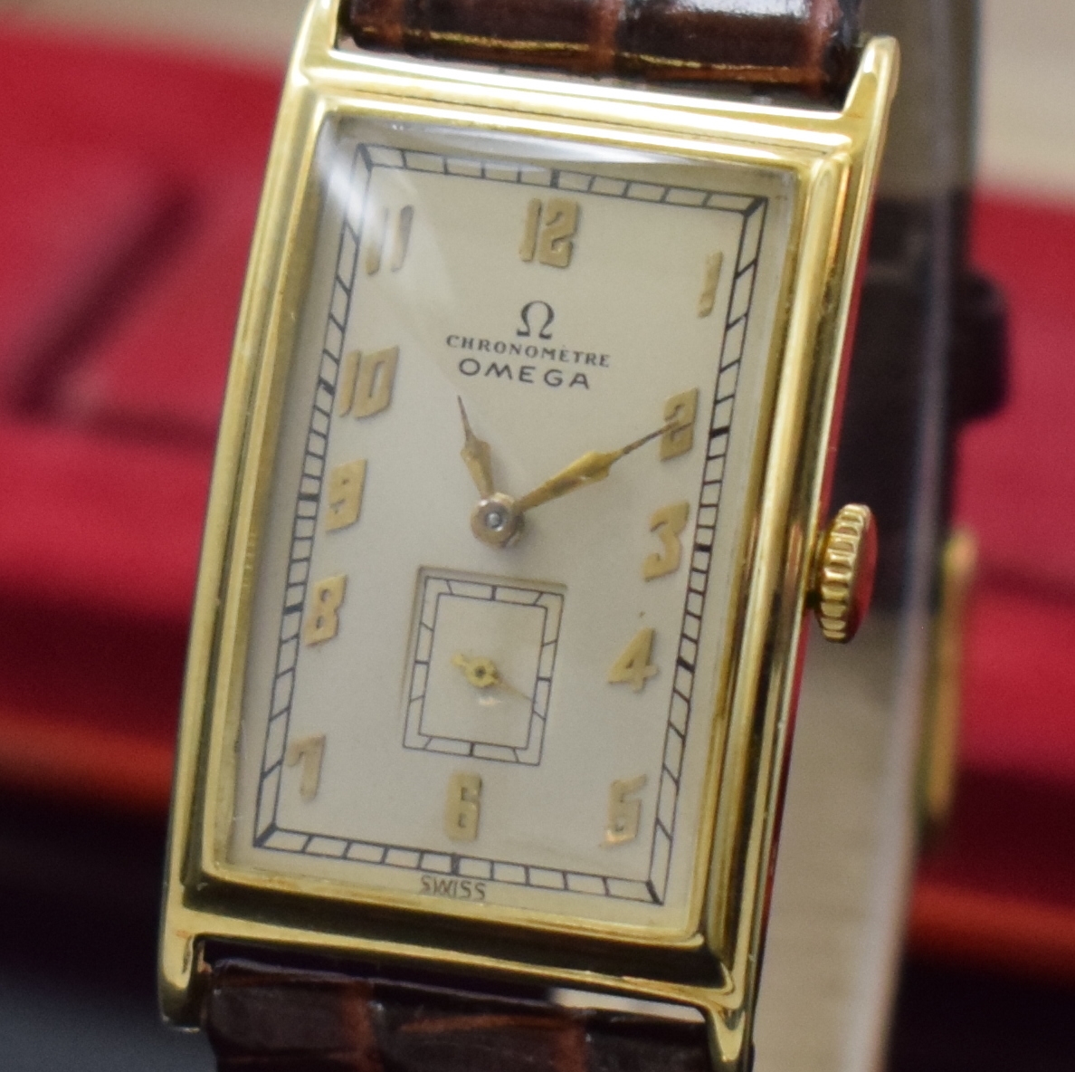 Detail a: OMEGA Herrenarmbanduhr in GG 585/000, Handaufzug, Schweiz für den dtsch. Markt um 1935, rectangulär. Scharniergeh., Boden m. Namensgravur, silb. ...