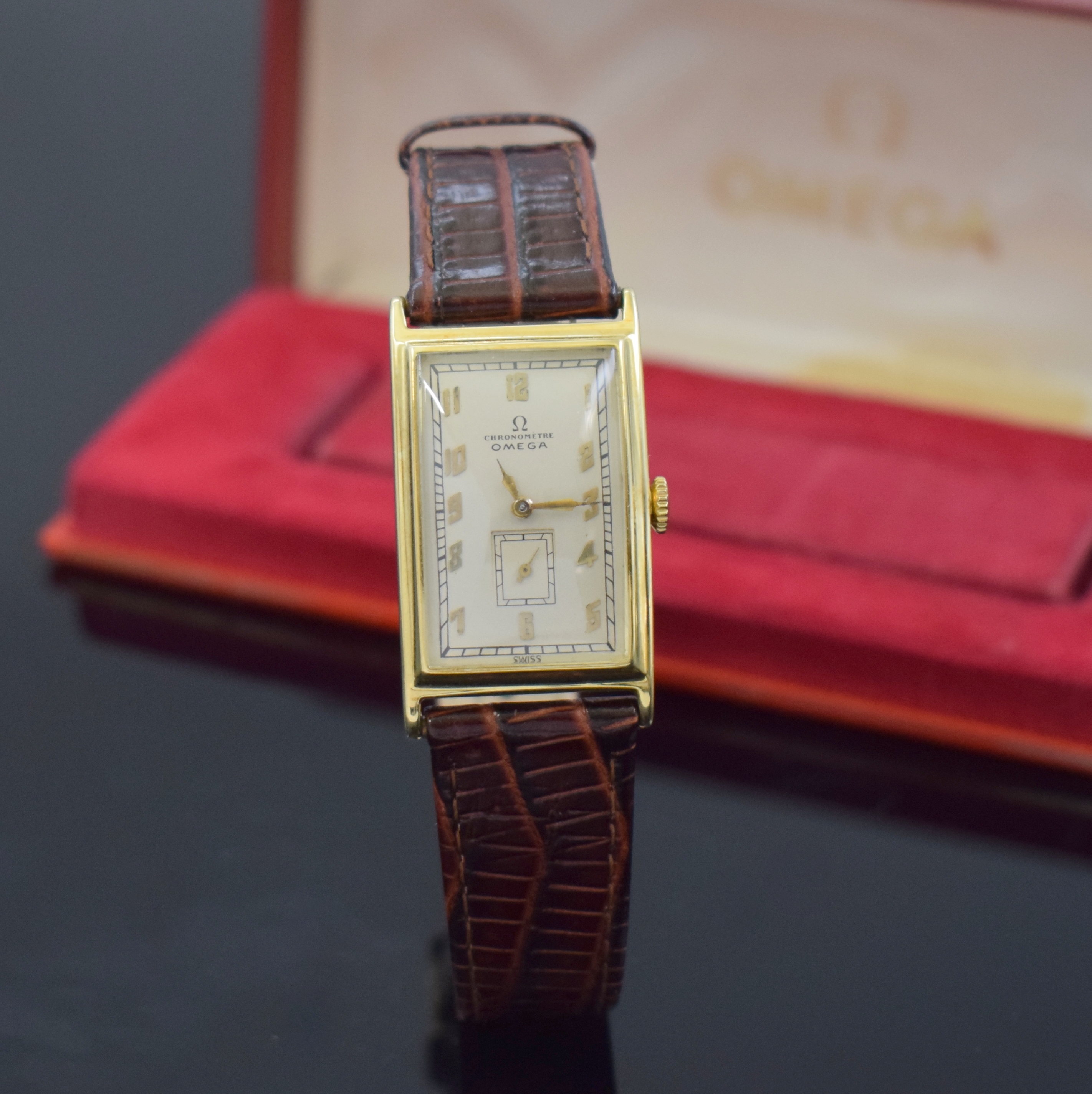 Detail b: OMEGA Herrenarmbanduhr in GG 585/000, Handaufzug, Schweiz für den dtsch. Markt um 1935, rectangulär. Scharniergeh., Boden m. Namensgravur, silb. ...