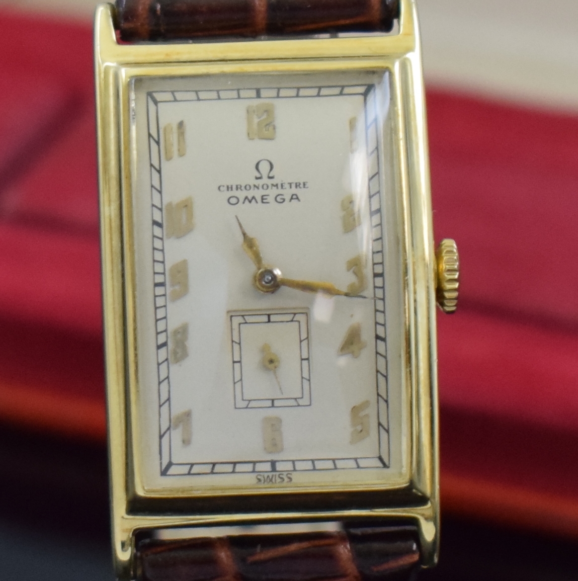Detail c: OMEGA Herrenarmbanduhr in GG 585/000, Handaufzug, Schweiz für den dtsch. Markt um 1935, rectangulär. Scharniergeh., Boden m. Namensgravur, silb. ...