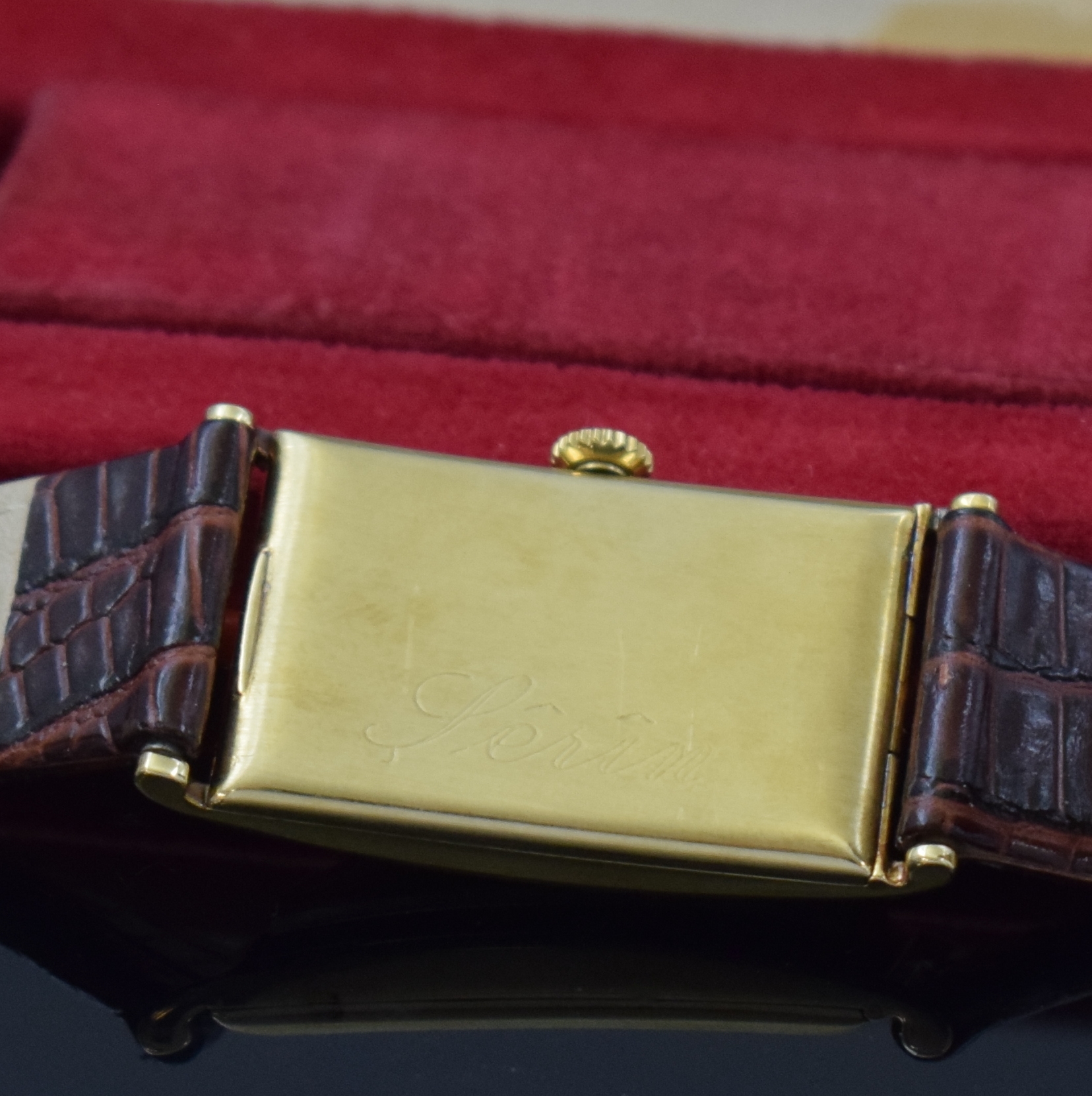 Detail d: OMEGA Herrenarmbanduhr in GG 585/000, Handaufzug, Schweiz für den dtsch. Markt um 1935, rectangulär. Scharniergeh., Boden m. Namensgravur, silb. ...