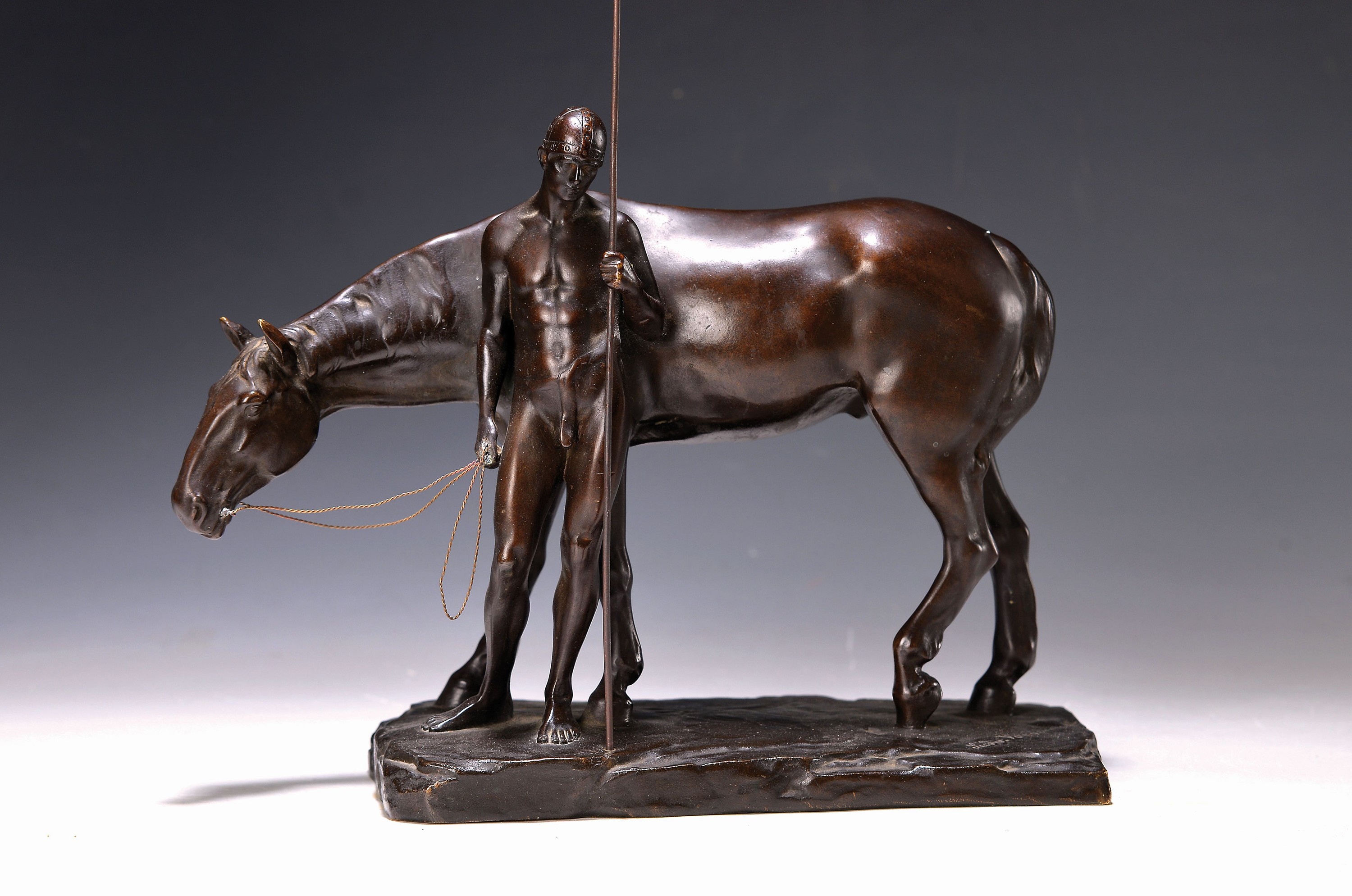 Ludwig Vordermeyer, 1868 Berlin-1933 München, "Rast", Speerträger vor Pferd stehend, auf der Plinthe signiert, Gießermarke Gladenbeck ...