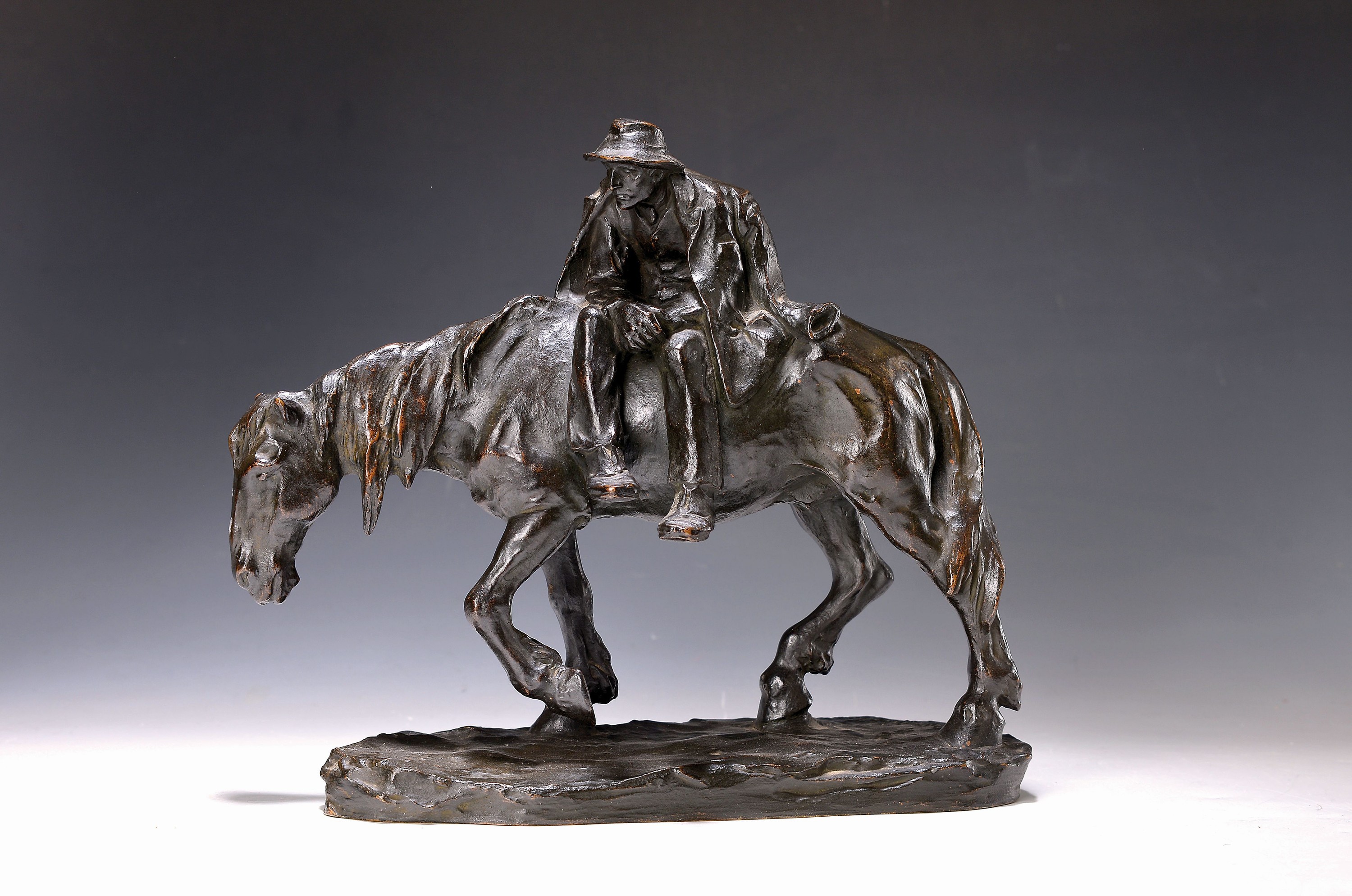 Hans Müller, 1873 Wien - 1937, Bronzefigur, Knecht zu Pferd, auf der Plinthe signiert, ca. 28 x 32 cm, patiniert, der Künstler studierte in Wien ...