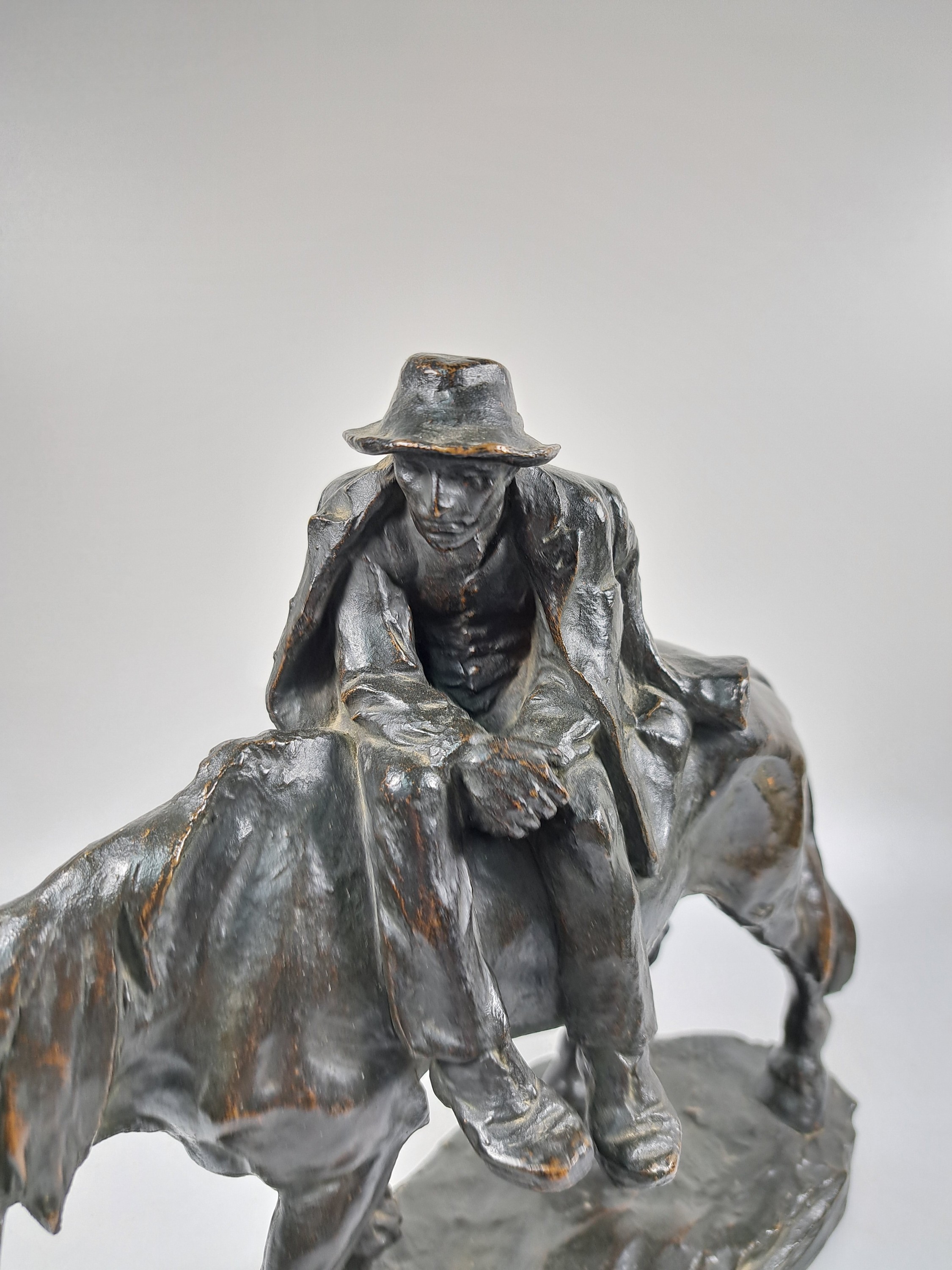 Detail b: Hans Müller, 1873 Wien - 1937, Bronzefigur, Knecht zu Pferd, auf der Plinthe signiert, ca. 28 x 32 cm, patiniert, der Künstler studierte in Wien ...