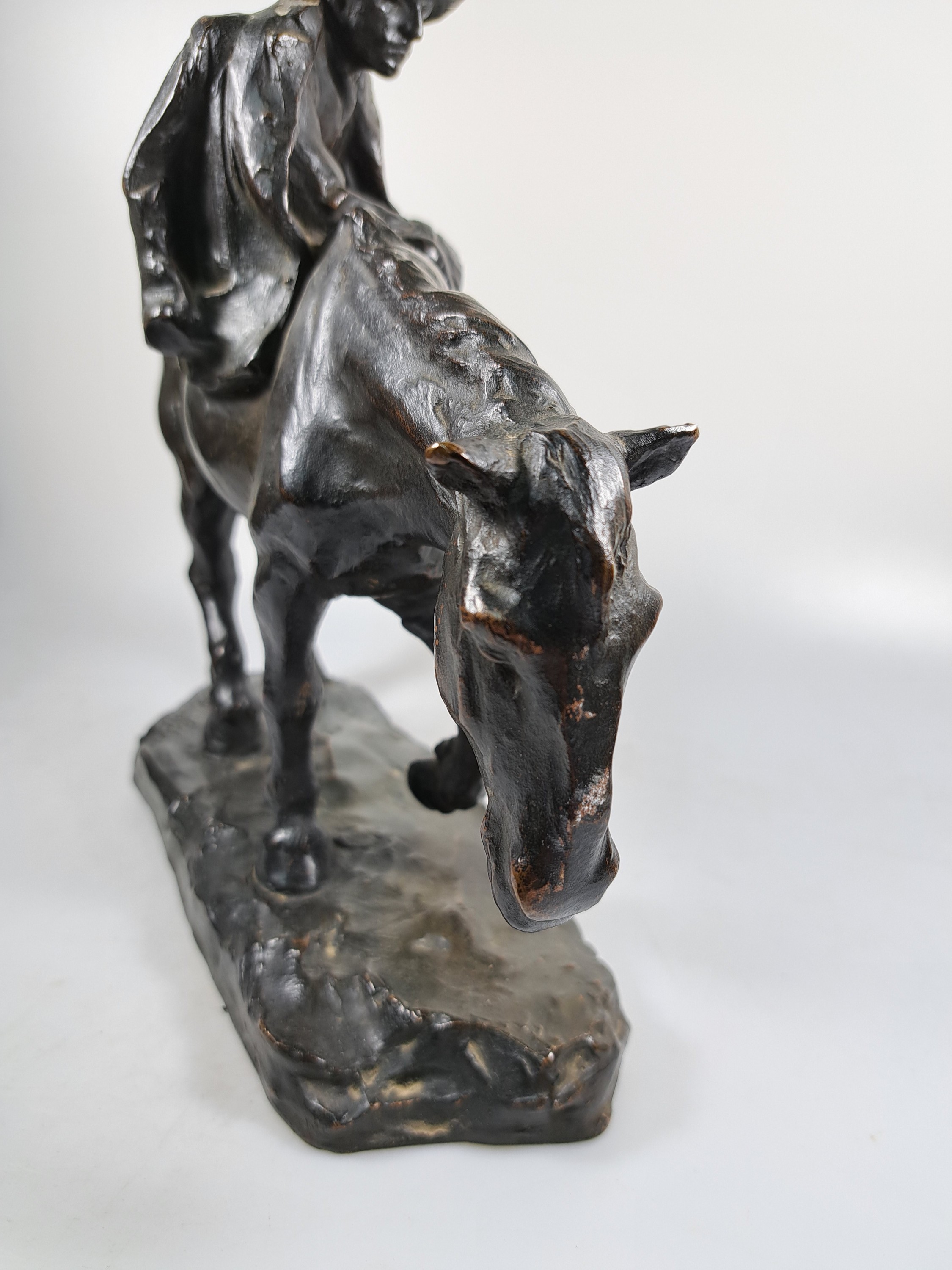 Detail c: Hans Müller, 1873 Wien - 1937, Bronzefigur, Knecht zu Pferd, auf der Plinthe signiert, ca. 28 x 32 cm, patiniert, der Künstler studierte in Wien ...