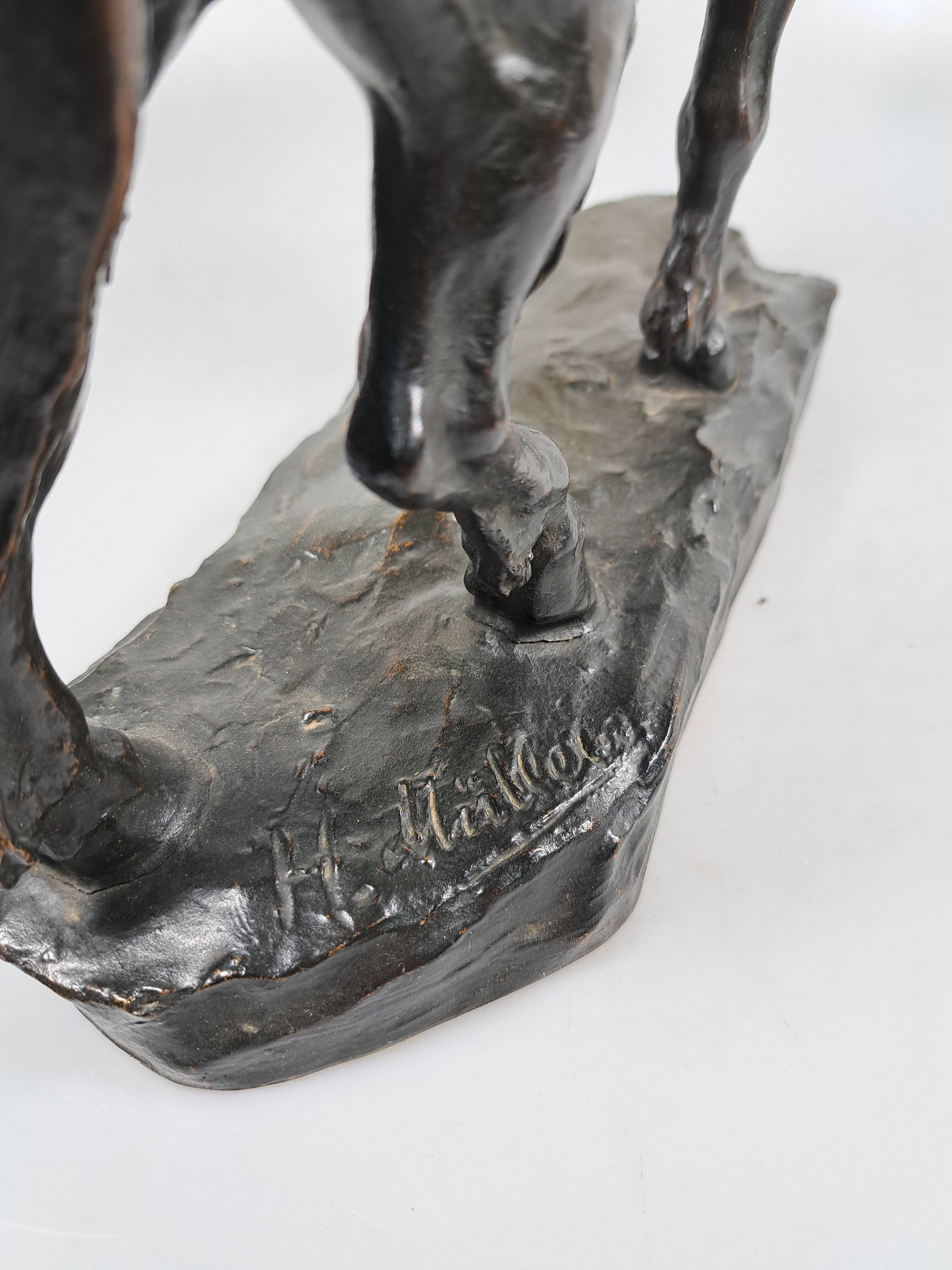 Detail f: Hans Müller, 1873 Wien - 1937, Bronzefigur, Knecht zu Pferd, auf der Plinthe signiert, ca. 28 x 32 cm, patiniert, der Künstler studierte in Wien ...