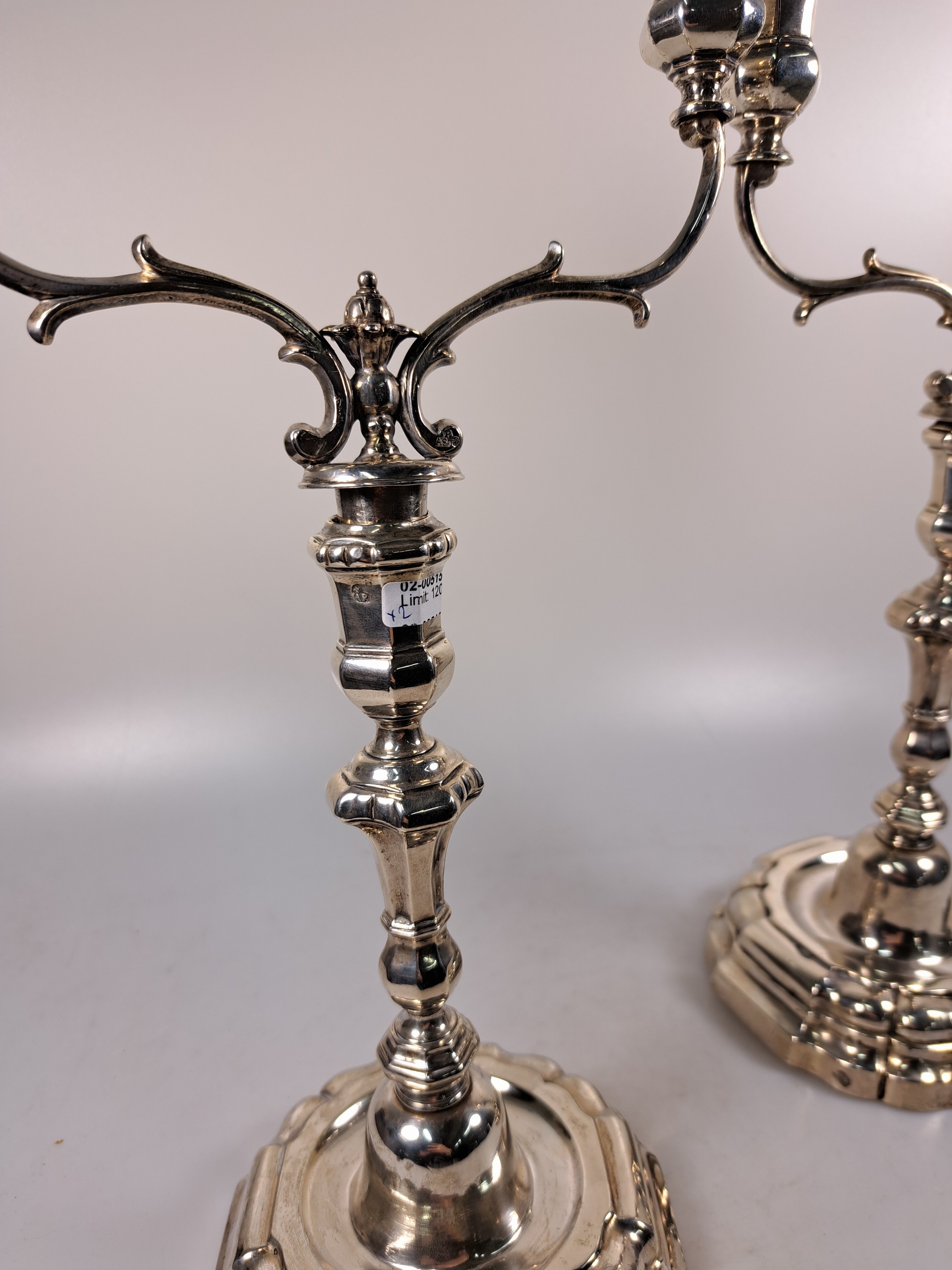 Detail c: Paar Wandlungsleuchter aus Silber, Spanien, 19. Jh, Silber, Tremolierstrich im Fuß, Meistermarken P.ASTA und DAROCO ungedeutet, barockisierende ...
