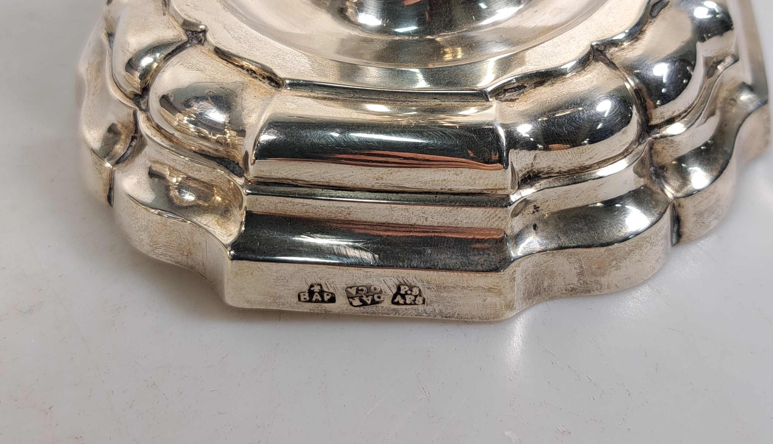 Detail d: Paar Wandlungsleuchter aus Silber, Spanien, 19. Jh, Silber, Tremolierstrich im Fuß, Meistermarken P.ASTA und DAROCO ungedeutet, barockisierende ...