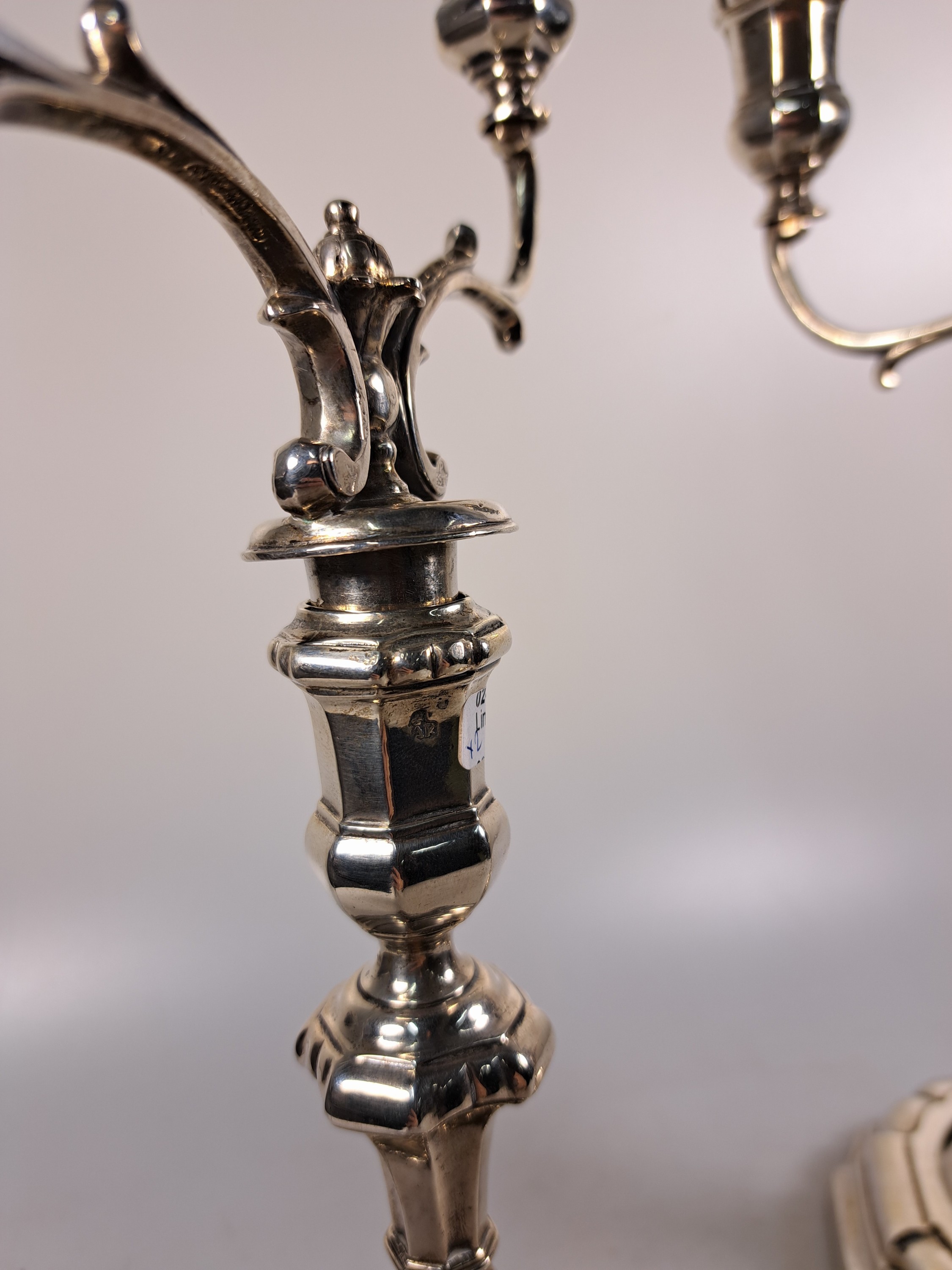 Detail e: Paar Wandlungsleuchter aus Silber, Spanien, 19. Jh, Silber, Tremolierstrich im Fuß, Meistermarken P.ASTA und DAROCO ungedeutet, barockisierende ...