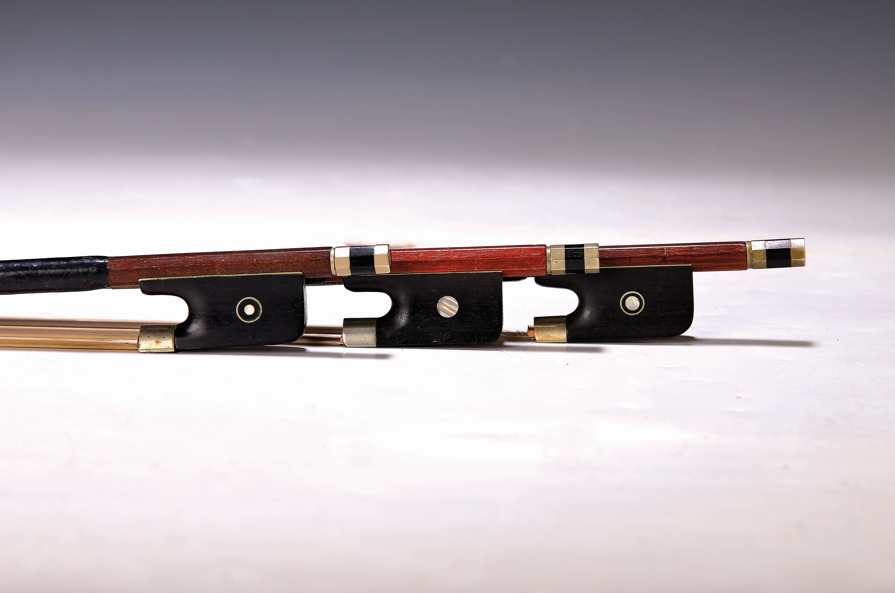 Drei Cellobögen mit Elfenbeinkopfplatten, 1920 - 1960, a. um 1960, L. 72 cm, b. ; um 1920, L. 71.5 cm, c. um 1920 L. 72 cm, alle drei mit ...