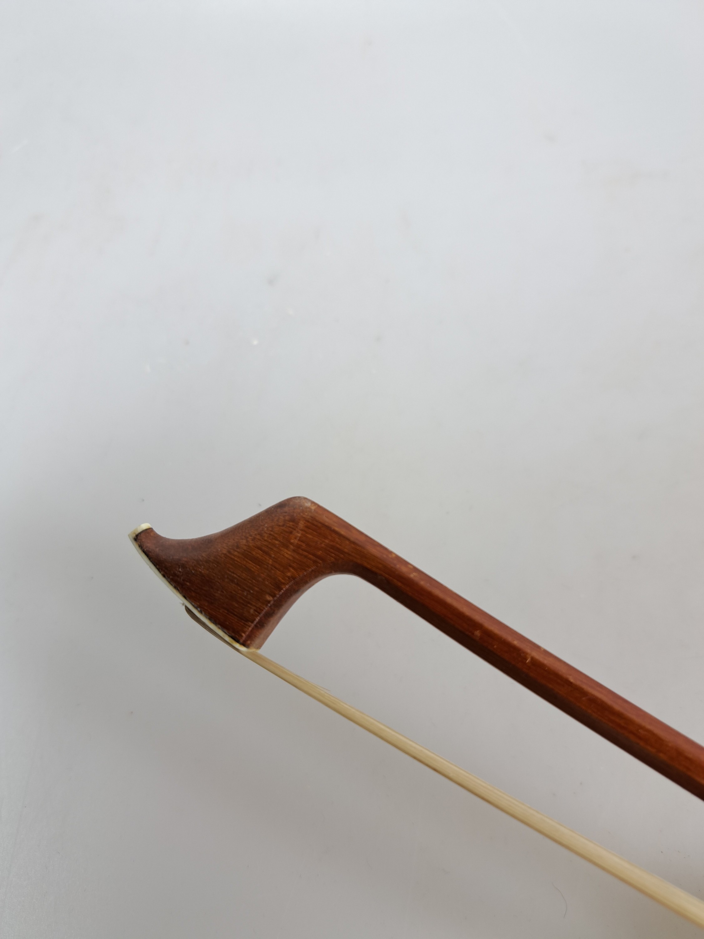 Detail b: Drei Cellobögen mit Elfenbeinkopfplatten, 1920 - 1960, a. um 1960, L. 72 cm, b. ; um 1920, L. 71.5 cm, c. um 1920 L. 72 cm, alle drei mit ...