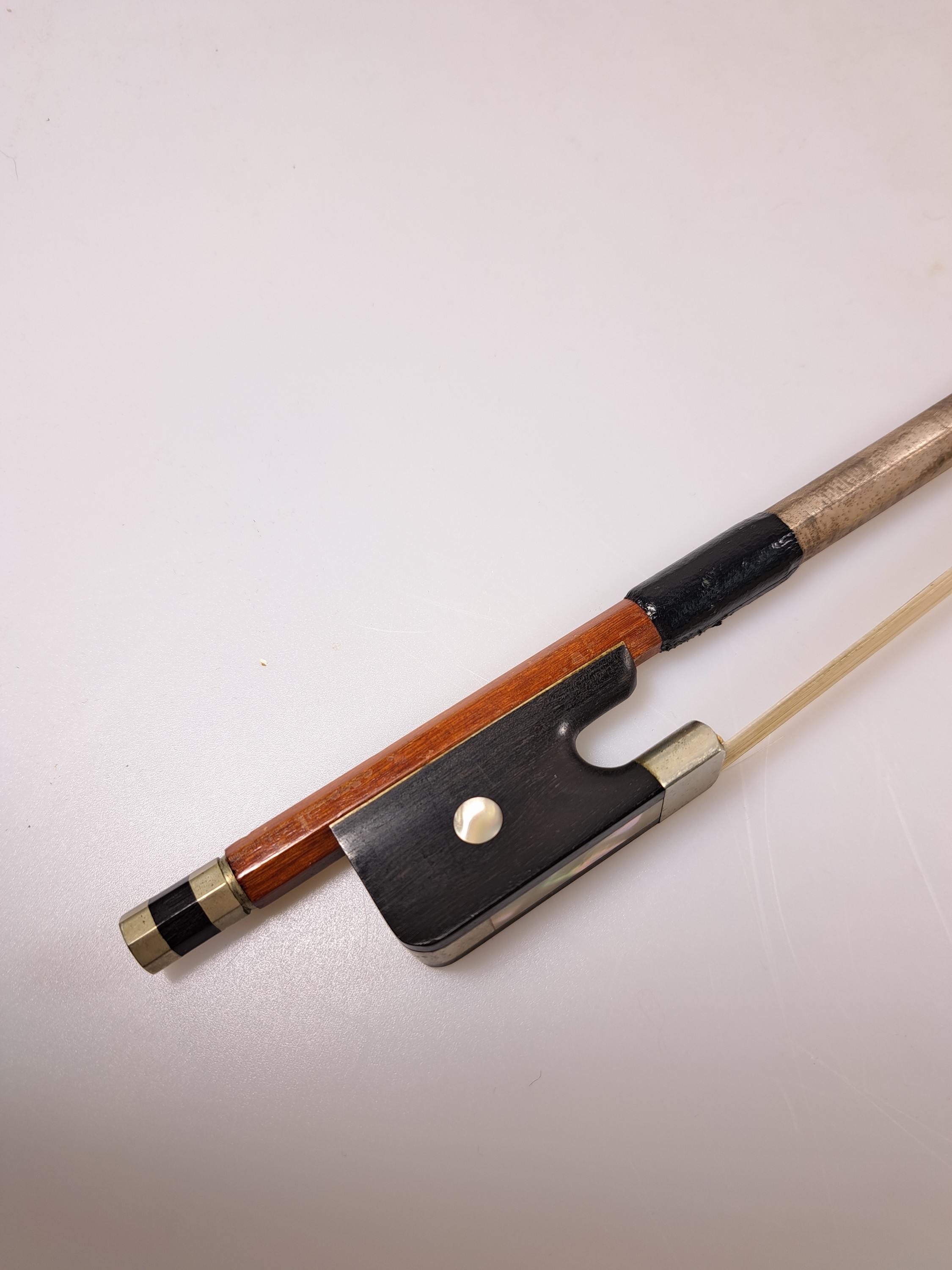 Detail d: Drei Cellobögen mit Elfenbeinkopfplatten, 1920 - 1960, a. um 1960, L. 72 cm, b. ; um 1920, L. 71.5 cm, c. um 1920 L. 72 cm, alle drei mit ...