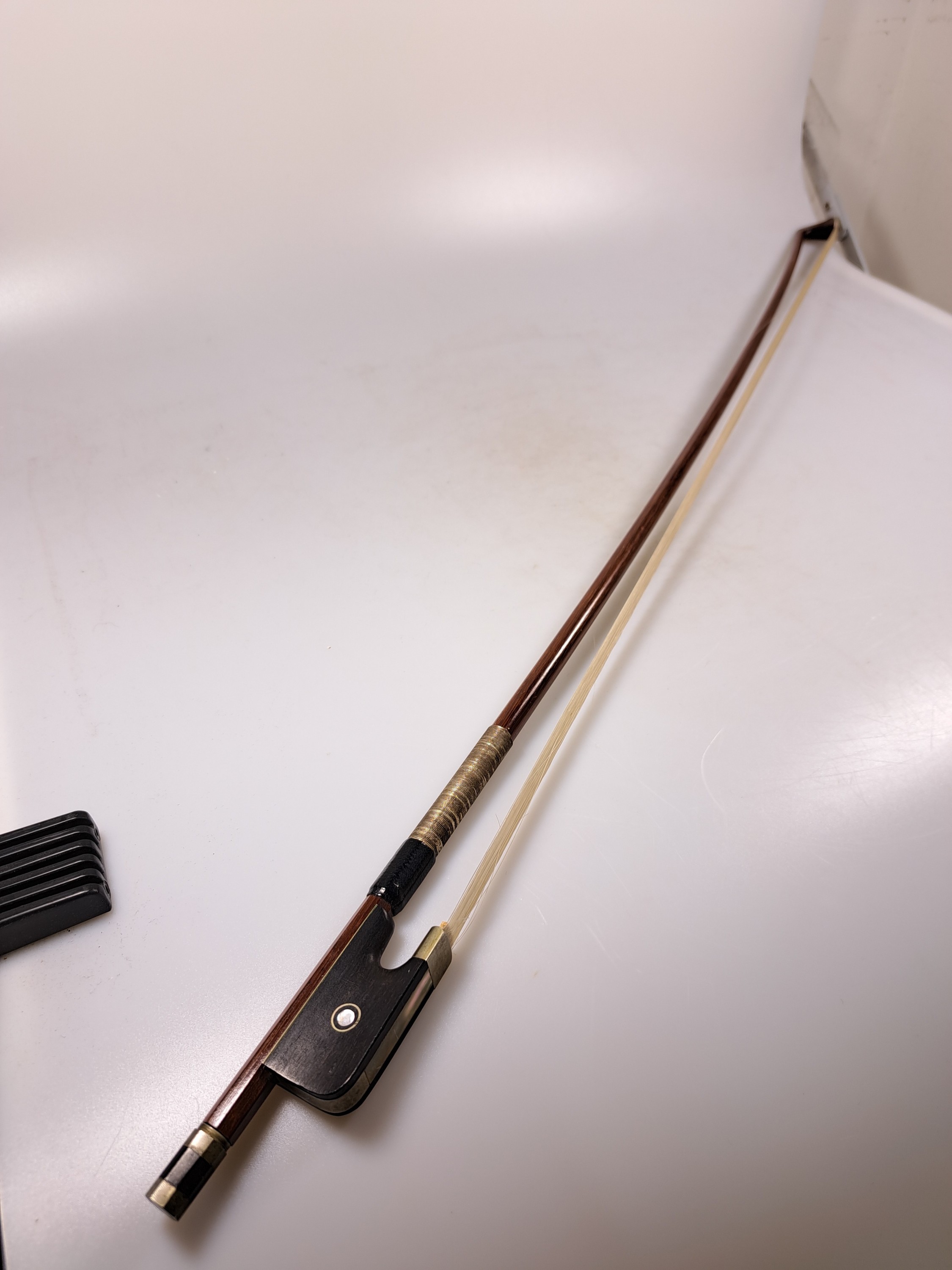 Detail e: Drei Cellobögen mit Elfenbeinkopfplatten, 1920 - 1960, a. um 1960, L. 72 cm, b. ; um 1920, L. 71.5 cm, c. um 1920 L. 72 cm, alle drei mit ...