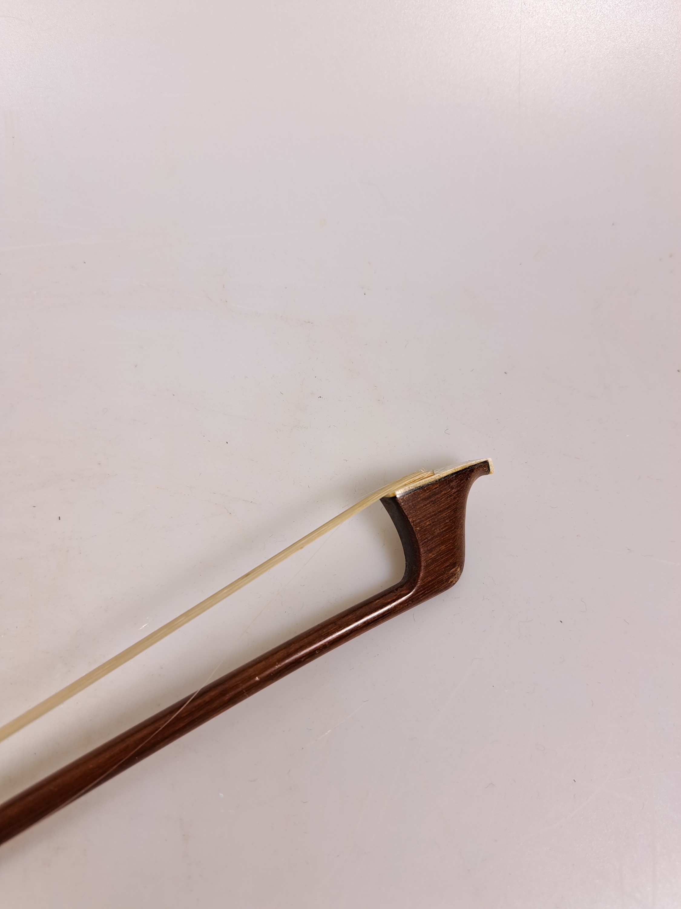 Detail g: Drei Cellobögen mit Elfenbeinkopfplatten, 1920 - 1960, a. um 1960, L. 72 cm, b. ; um 1920, L. 71.5 cm, c. um 1920 L. 72 cm, alle drei mit ...