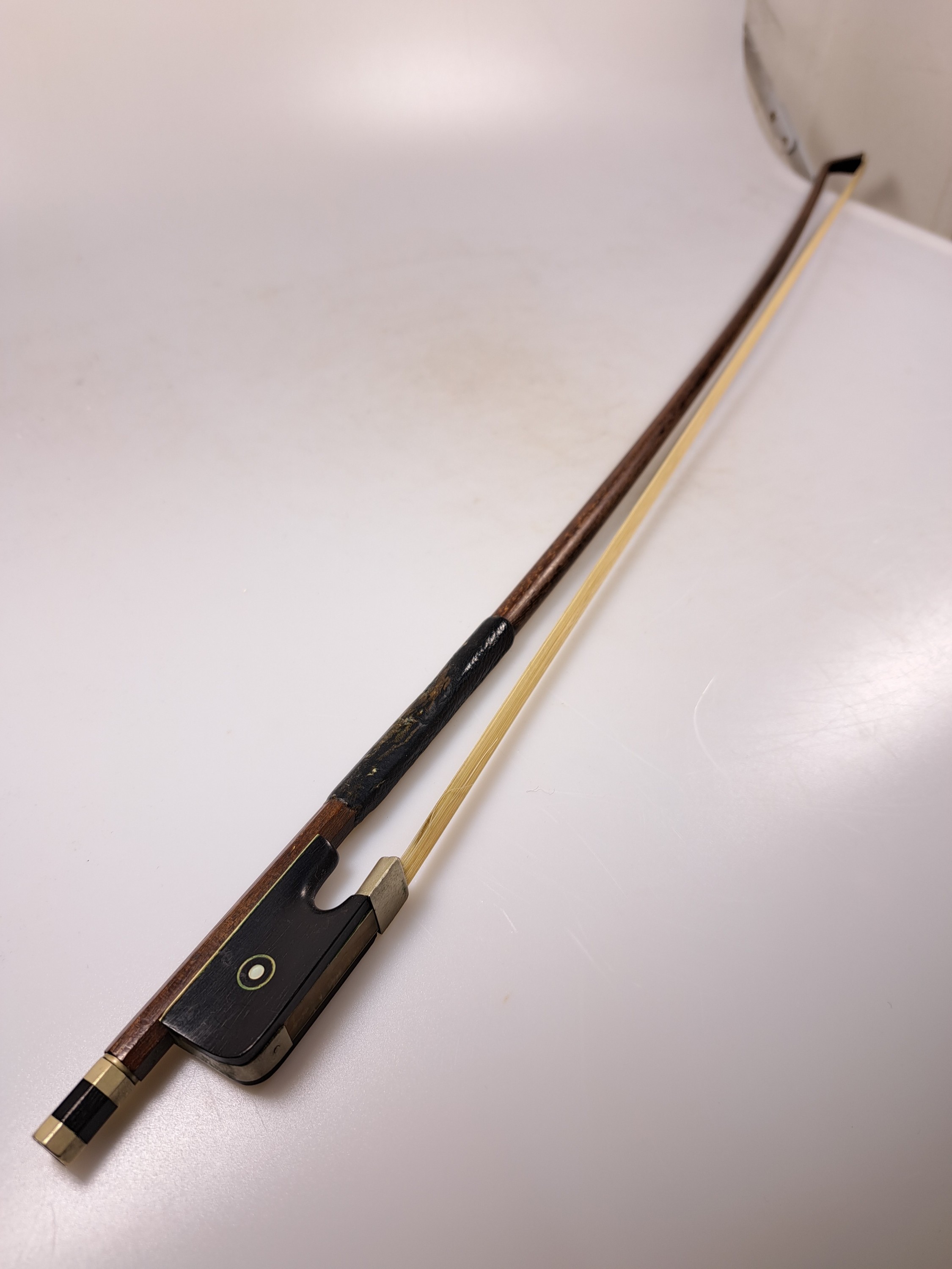 Detail h: Drei Cellobögen mit Elfenbeinkopfplatten, 1920 - 1960, a. um 1960, L. 72 cm, b. ; um 1920, L. 71.5 cm, c. um 1920 L. 72 cm, alle drei mit ...