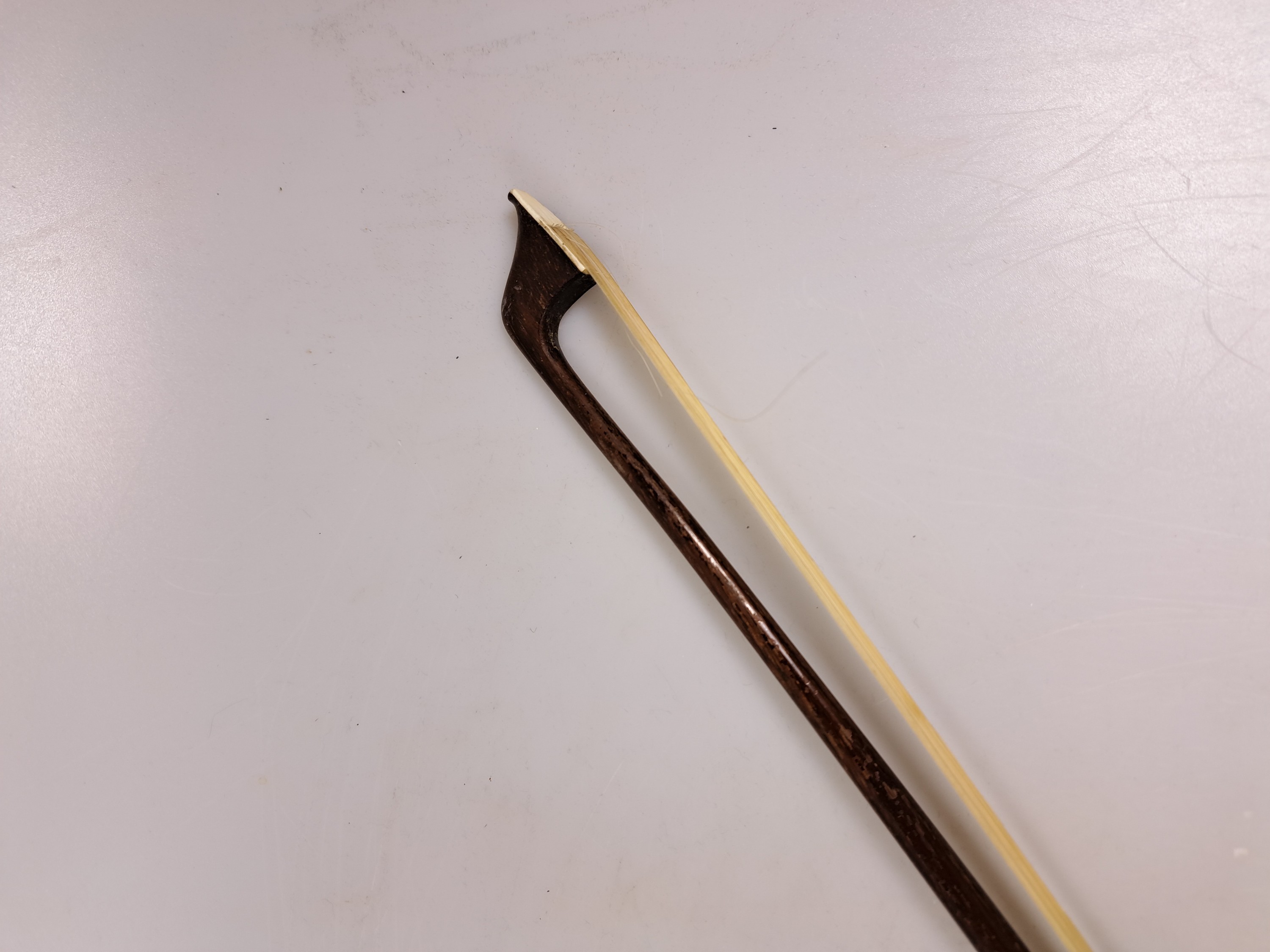 Detail j: Drei Cellobögen mit Elfenbeinkopfplatten, 1920 - 1960, a. um 1960, L. 72 cm, b. ; um 1920, L. 71.5 cm, c. um 1920 L. 72 cm, alle drei mit ...