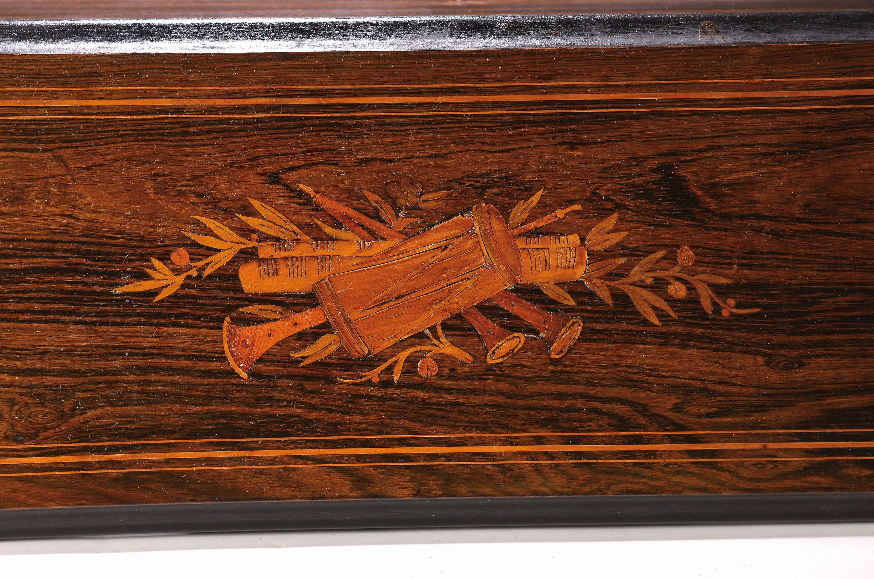 Detail a: Walzenspieluhr, Schweiz, um 1900, Kamm ca. 32cm Länge, Federwerk, sog. " Ritsch-Ratsch"- Aufzug, Glasdeckel innen, laut innen liegender ...