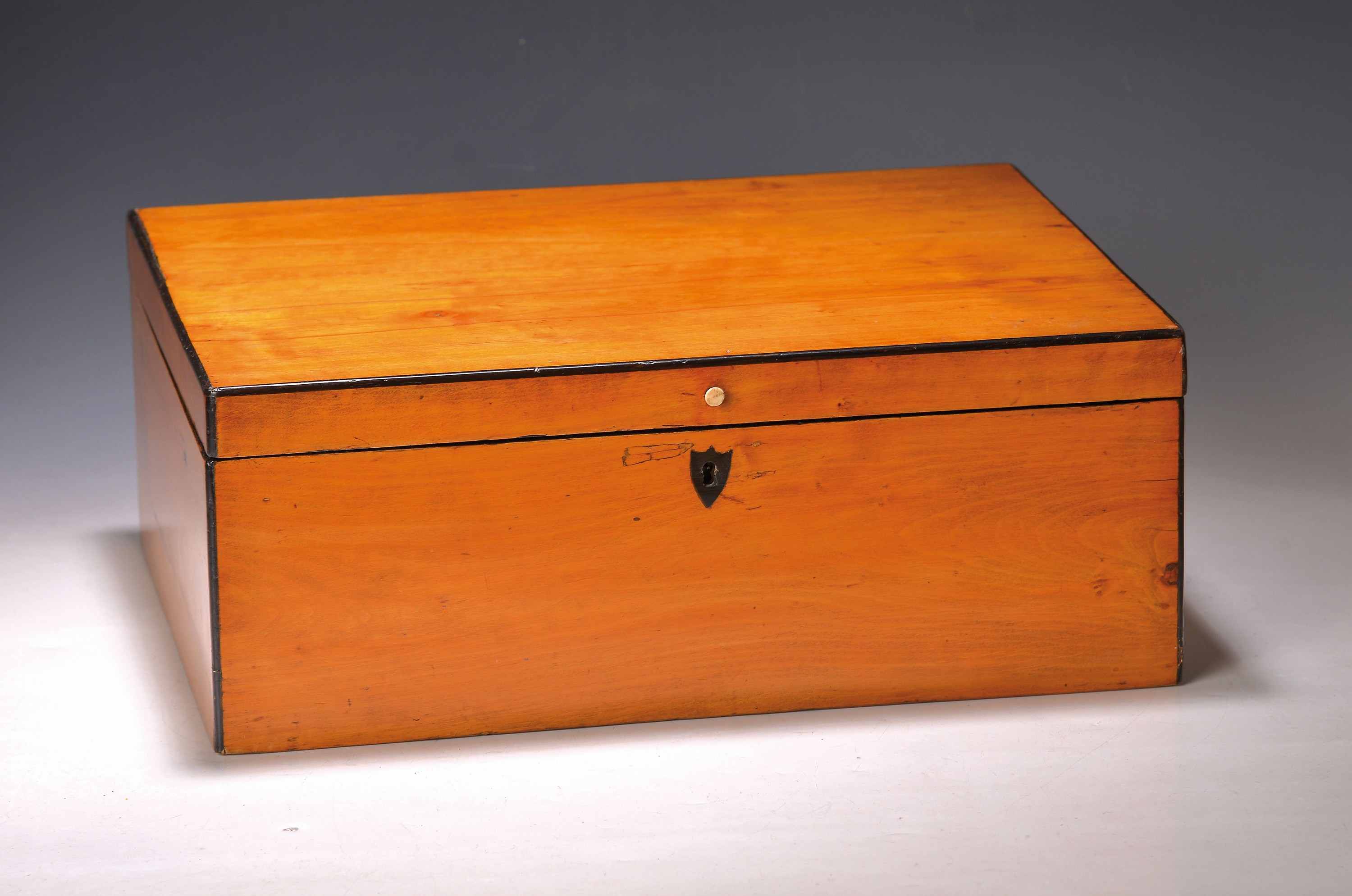 Deckelschatulle/ Deckelkassette, Biedermeier, um 1820, Obstholz dunkel staffierte Ränder, eingelegtes Schlüsselschild, innen mit rotem Samt ...