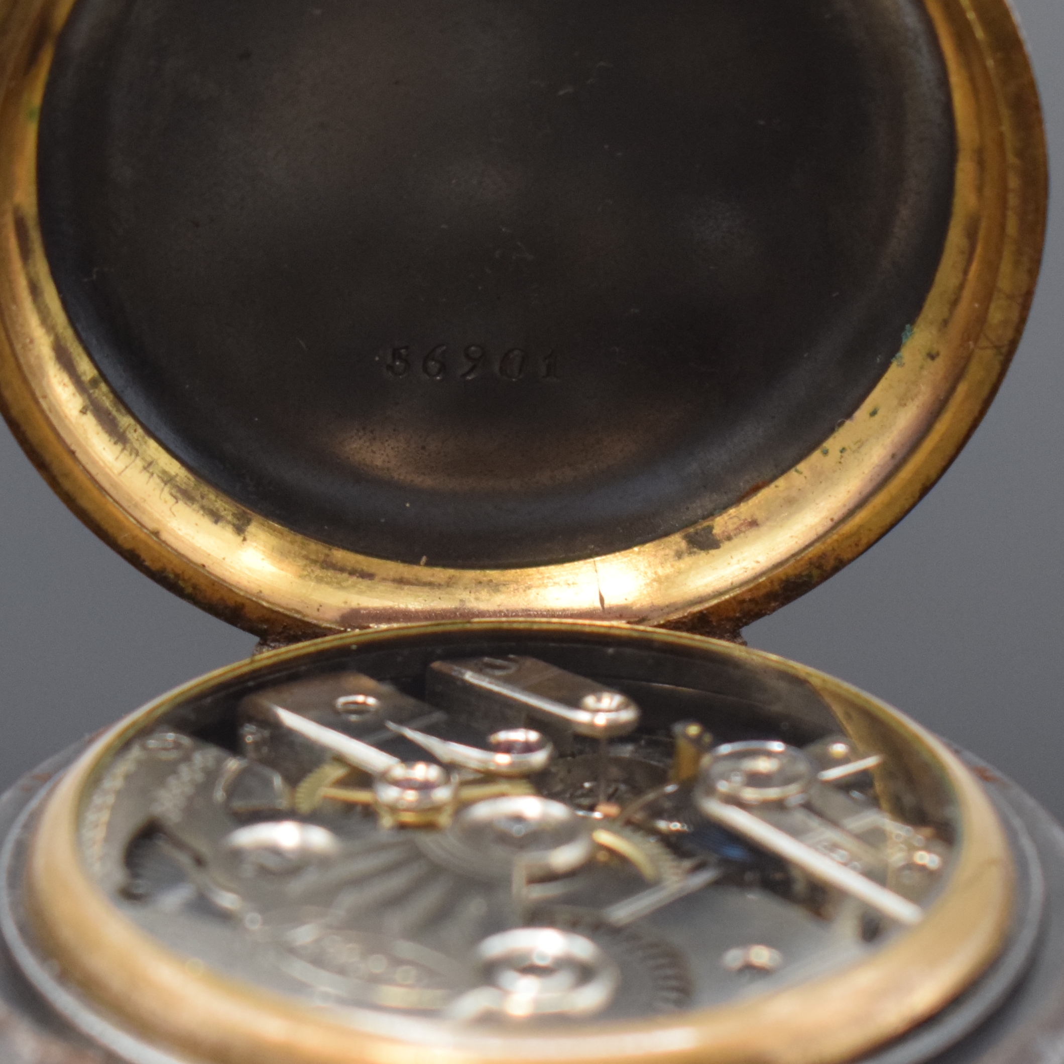 Detail d: MINERVA seltene Vollkalender-Taschenuhr in brüniertem Stahl/vergoldet, Schweiz um 1880, Stahlgeh. korr., an den Rändern floral verziert u. verg., ...