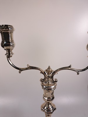 26890928b - Paar Wandlungsleuchter aus Silber, Spanien, 19. Jh, Silber, Tremolierstrich im ...