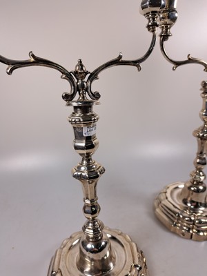 26890928c - Paar Wandlungsleuchter aus Silber, Spanien, 19. Jh, Silber, Tremolierstrich im ...