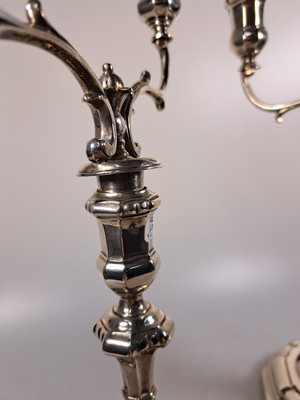 26890928e - Paar Wandlungsleuchter aus Silber, Spanien, 19. Jh, Silber, Tremolierstrich im ...