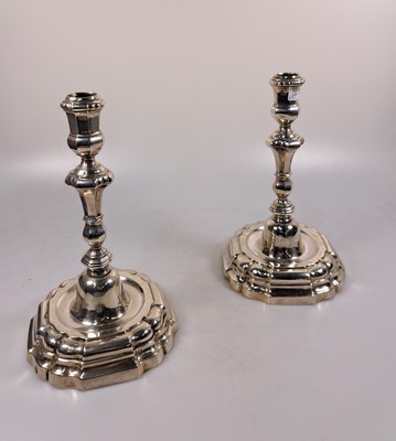 26890928f - Paar Wandlungsleuchter aus Silber, Spanien, 19. Jh, Silber, Tremolierstrich im ...