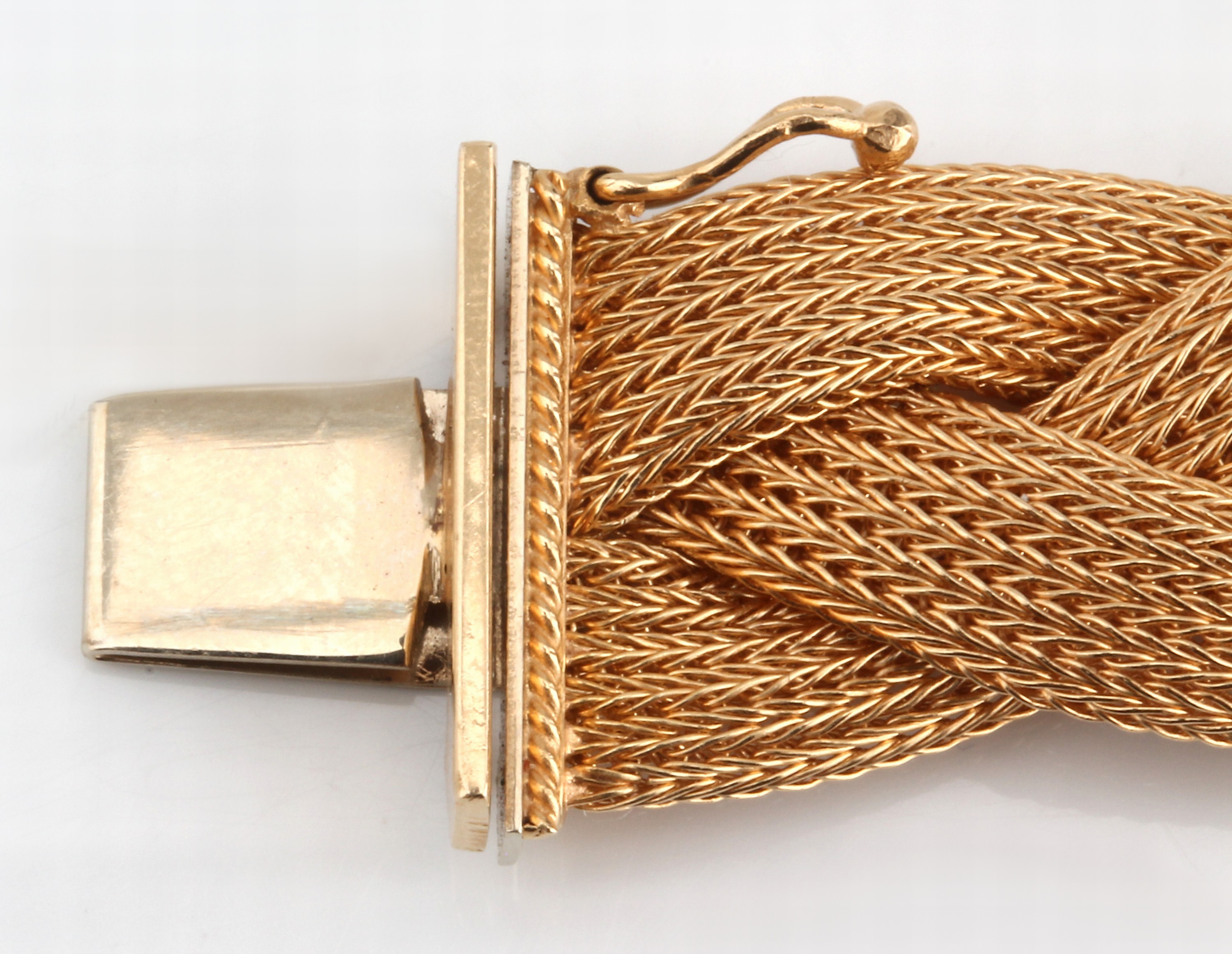 Detail d: 18 kt Gold Armband, GG 750/000, aufwändige Flechtarbeit, B. ca 1.6 cm, L. ca. 18.5 cm, Kastenschloss mit Sicherheitsacht, ca. 35.2 g