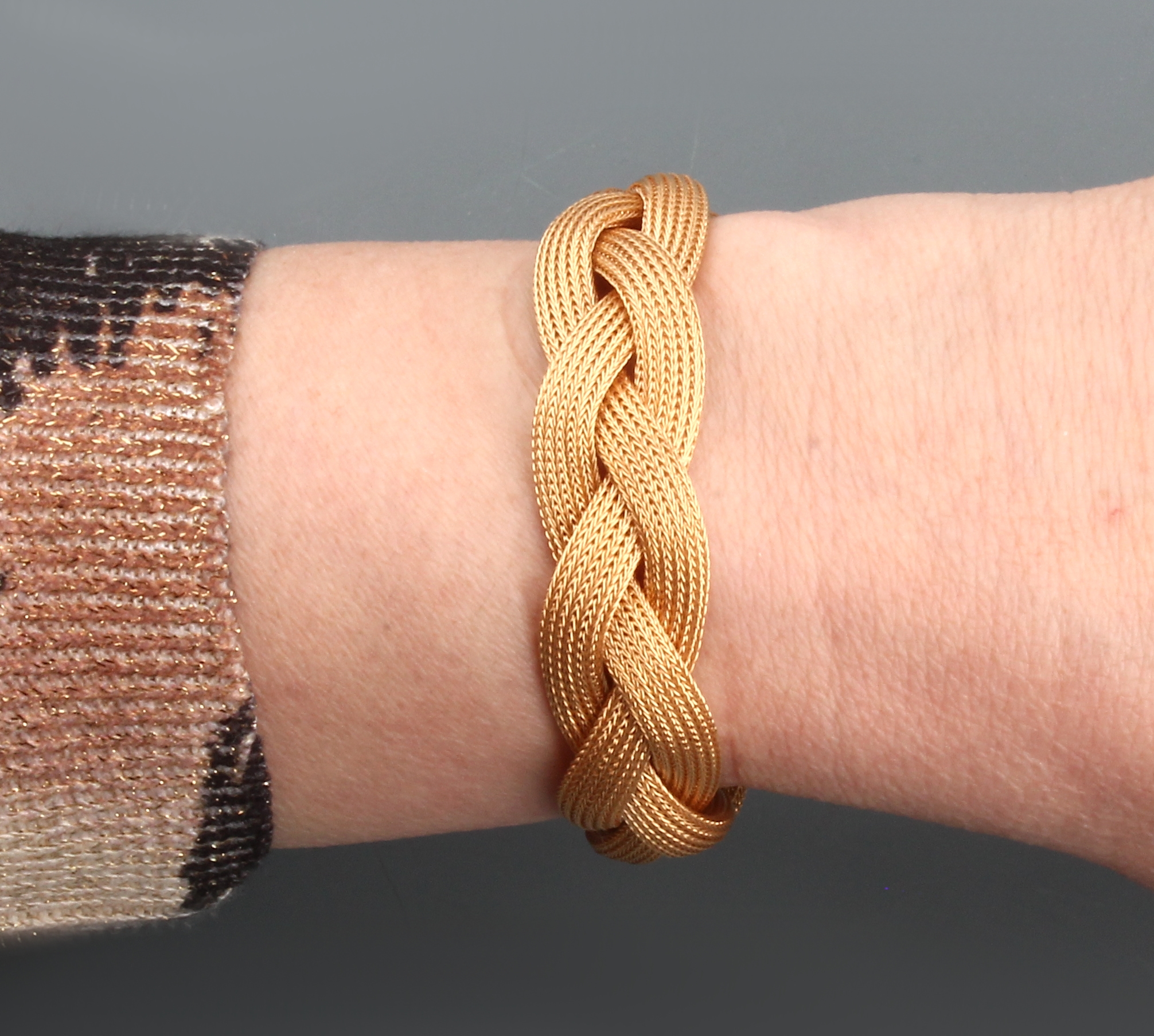 Detail f: 18 kt Gold Armband, GG 750/000, aufwändige Flechtarbeit, B. ca 1.6 cm, L. ca. 18.5 cm, Kastenschloss mit Sicherheitsacht, ca. 35.2 g