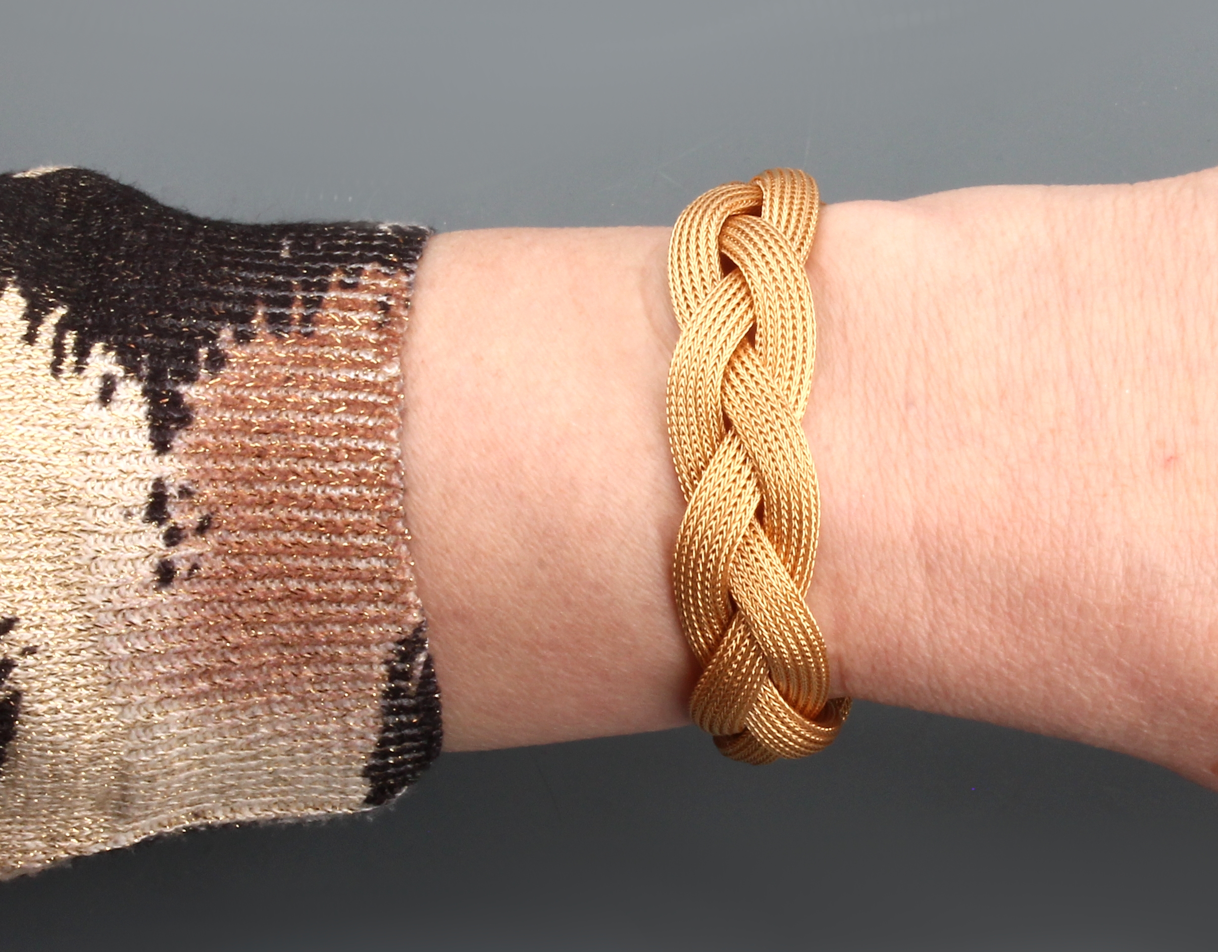 Detail g: 18 kt Gold Armband, GG 750/000, aufwändige Flechtarbeit, B. ca 1.6 cm, L. ca. 18.5 cm, Kastenschloss mit Sicherheitsacht, ca. 35.2 g