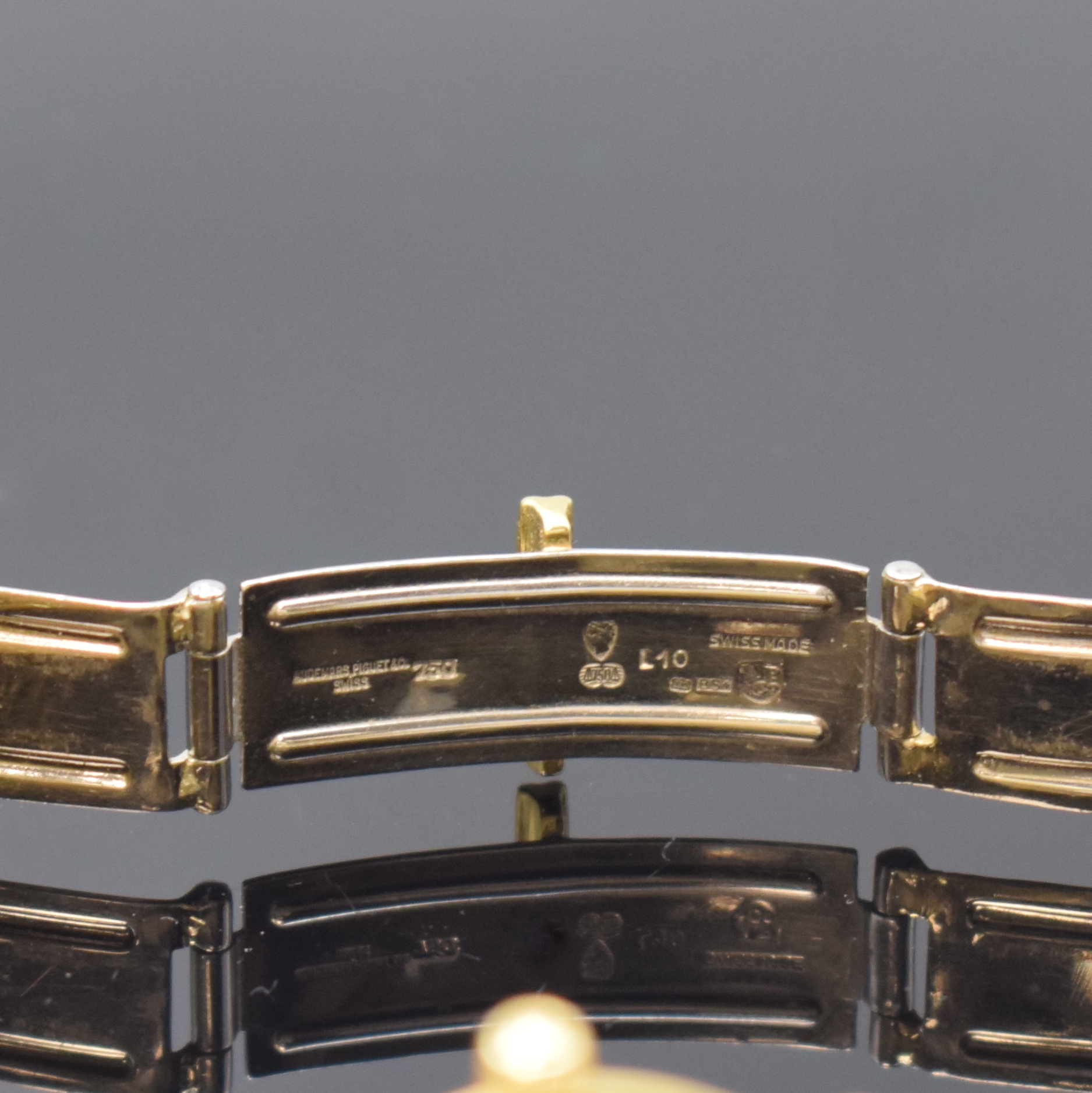 Detail c: AUDEMARS PIGUET Meridian Damenarmbanduhr in GG 750/000, Schweiz um 1985, quarz, Gliederband m. dopp. Faltschl., 2-tlg. Geh., gold. Zifferbl. m. ...