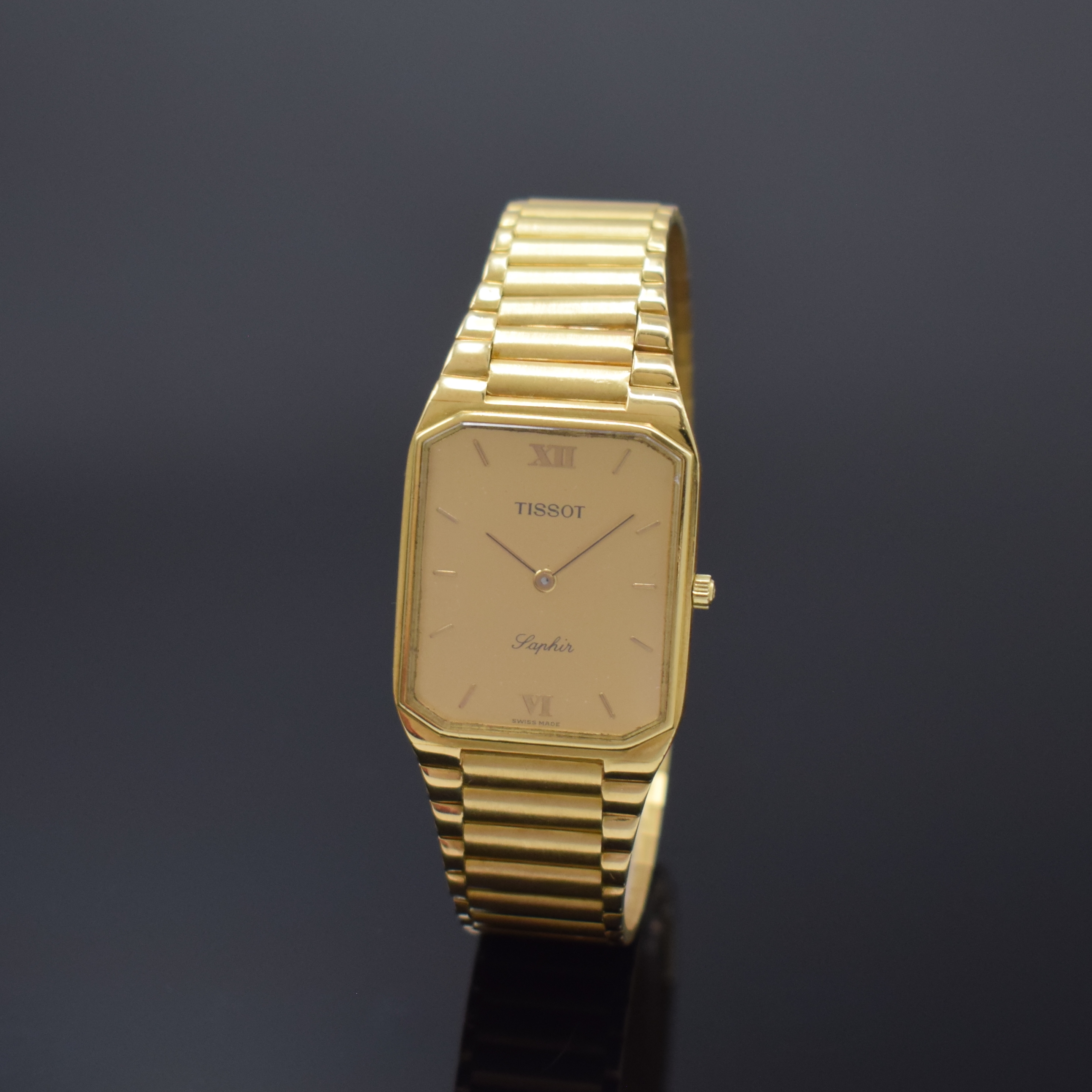 TISSOT Armbanduhr in GG 750/000, Schweiz um 1970, quarz, Goldband, Boden aufgedr. (dell.), Saphirglas, goldfarb. Zifferbl. m. gold. Std.-Ind., M. ca. ...