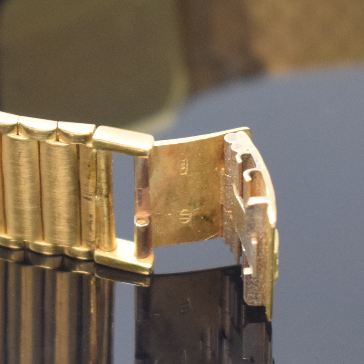 Detail c: TISSOT Armbanduhr in GG 750/000, Schweiz um 1970, quarz, Goldband, Boden aufgedr. (dell.), Saphirglas, goldfarb. Zifferbl. m. gold. Std.-Ind., M. ca. ...