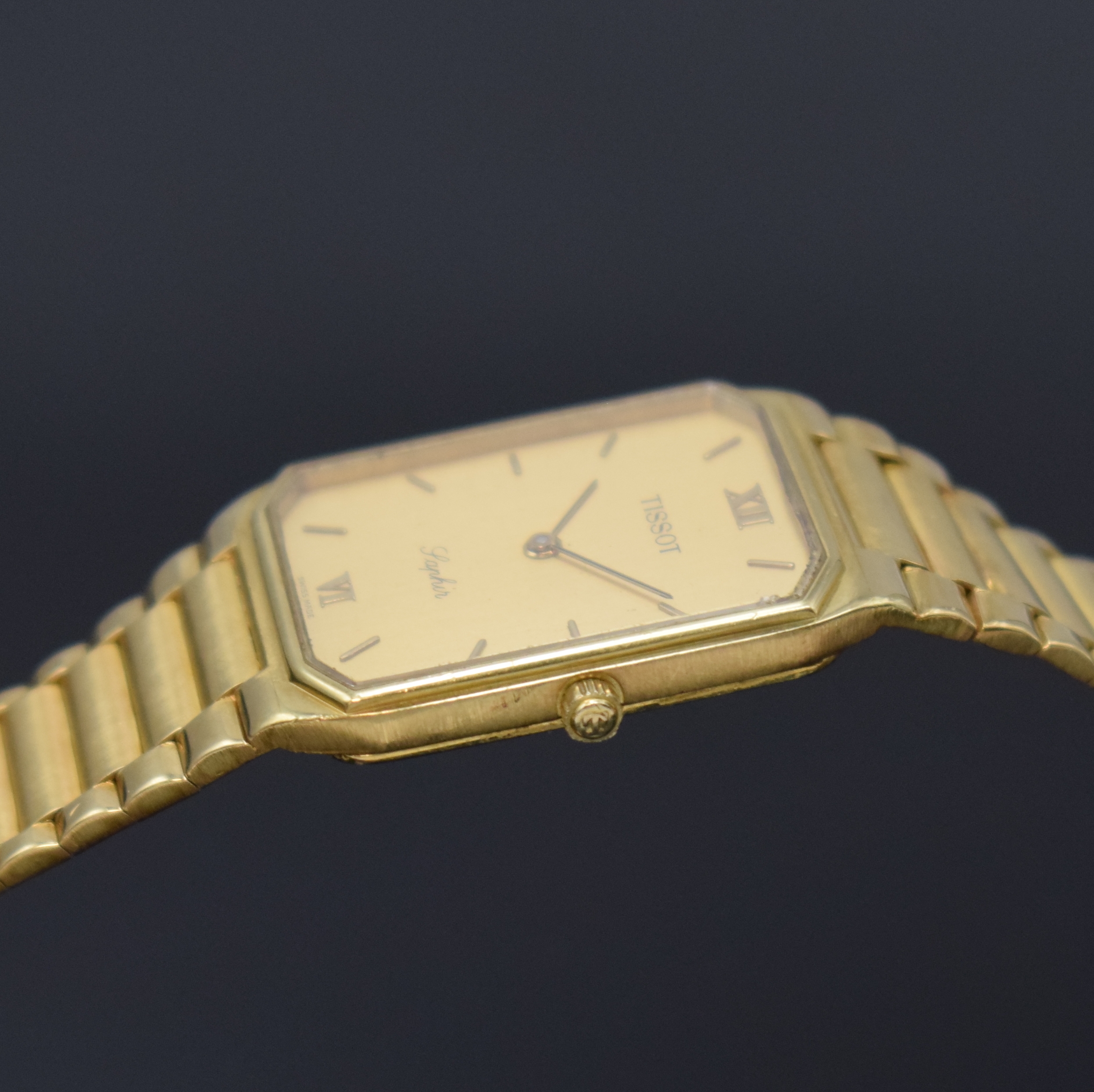 Detail d: TISSOT Armbanduhr in GG 750/000, Schweiz um 1970, quarz, Goldband, Boden aufgedr. (dell.), Saphirglas, goldfarb. Zifferbl. m. gold. Std.-Ind., M. ca. ...
