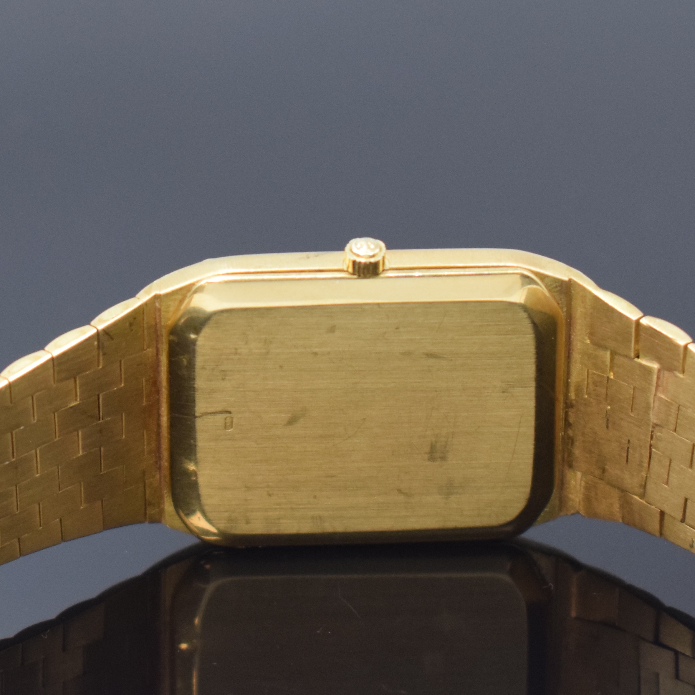 Detail e: TISSOT Armbanduhr in GG 750/000, Schweiz um 1970, quarz, Goldband, Boden aufgedr. (dell.), Saphirglas, goldfarb. Zifferbl. m. gold. Std.-Ind., M. ca. ...