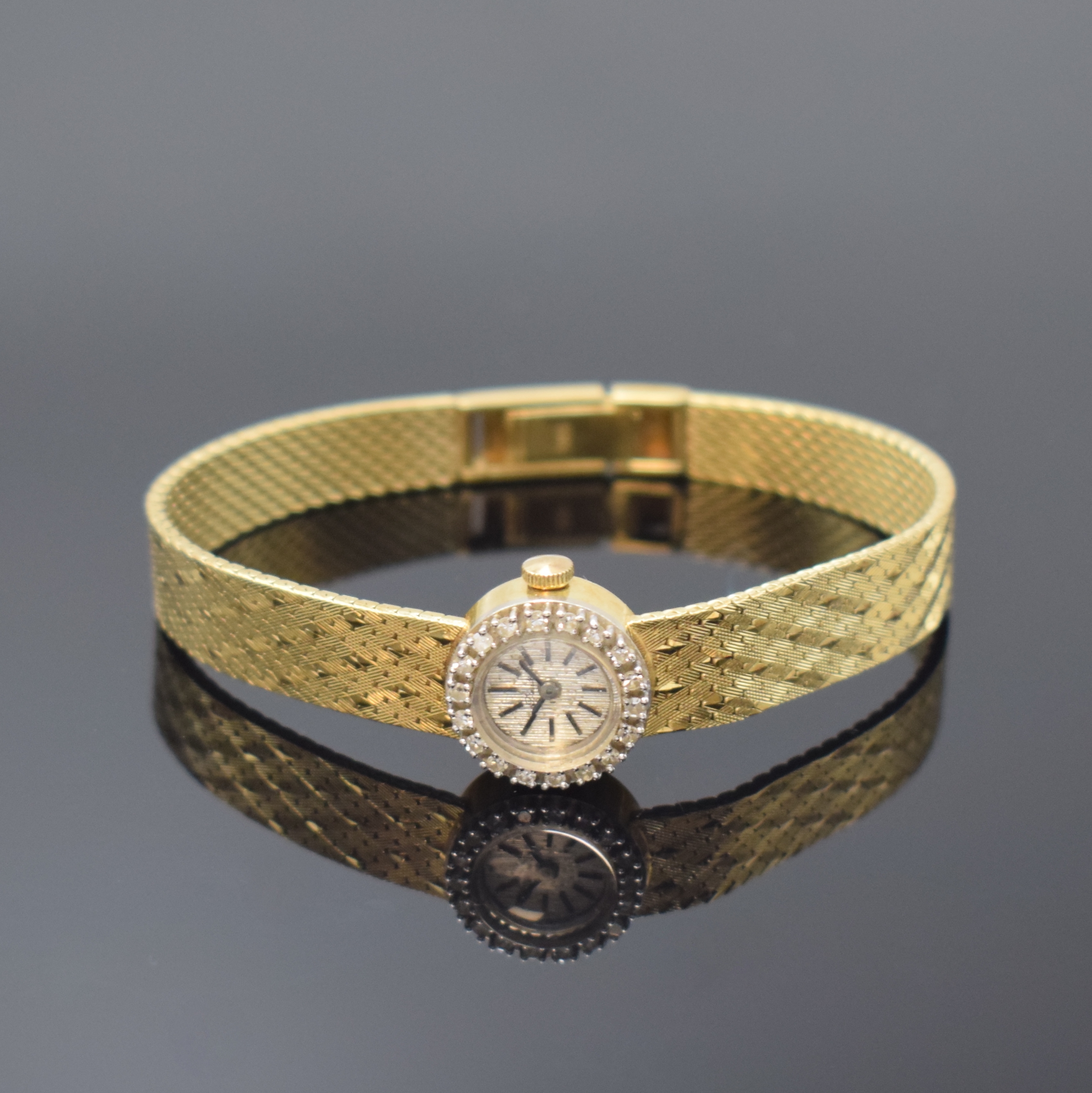 PREDICT Damenarmbanduhr in GG 585/000 mit Diamanten, Schweiz um 1965, Handaufzug, Goldband, Boden aufgedr., Lünette aufw. m. Diamanten bes., silb. ...