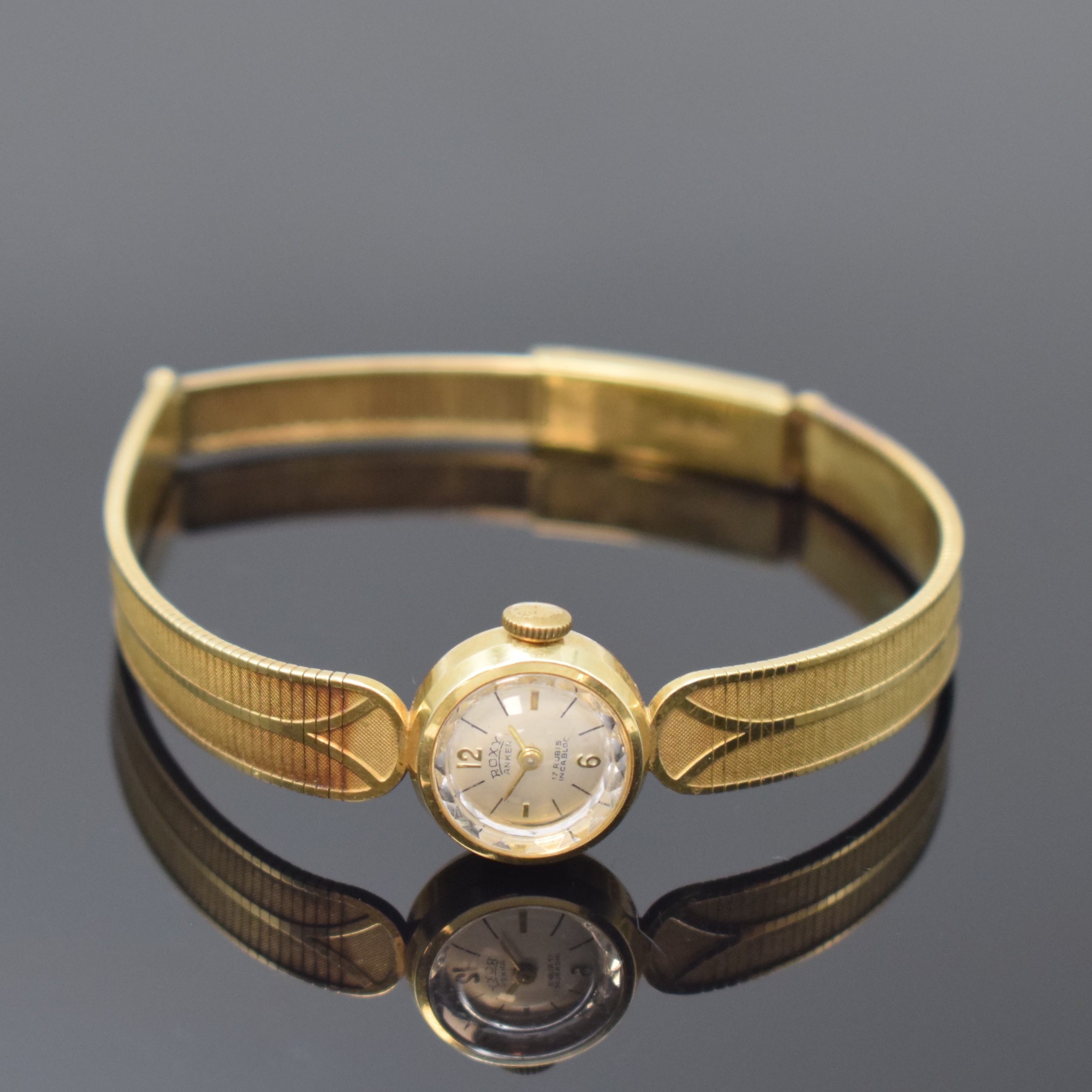 ROXY Damenarmbanduhr in GG 585/000, Schweiz um 1965, Handaufzug, Goldband, Boden aufgedr., silb. Zifferbl., gold. Zeiger, Kal. Felsa 22, D. ca. 15 ...