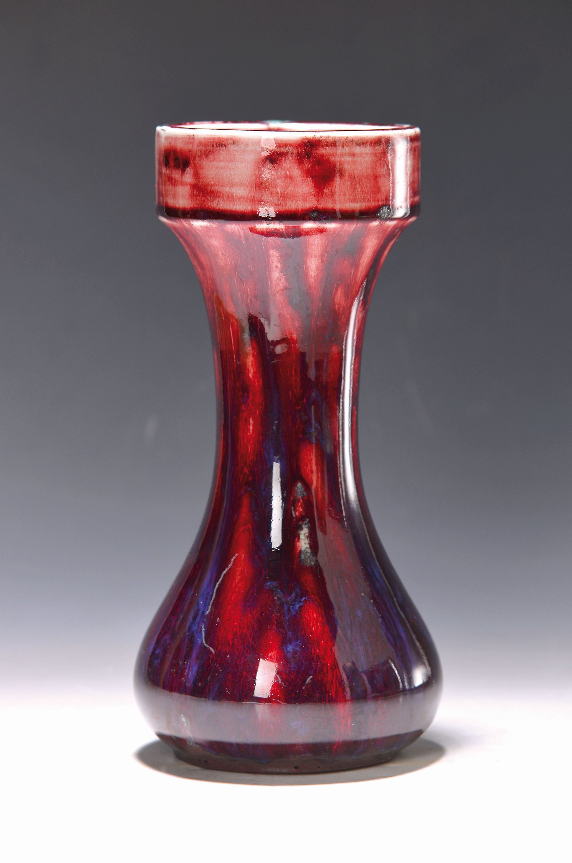 Vase mit Ochsenblut-Glasur, Theodore Haviland, Limoges, Anfang 20.Jh., Steingut, beigefarbener Scherben, Laufglasur in dunklem rot und blau sog. ...