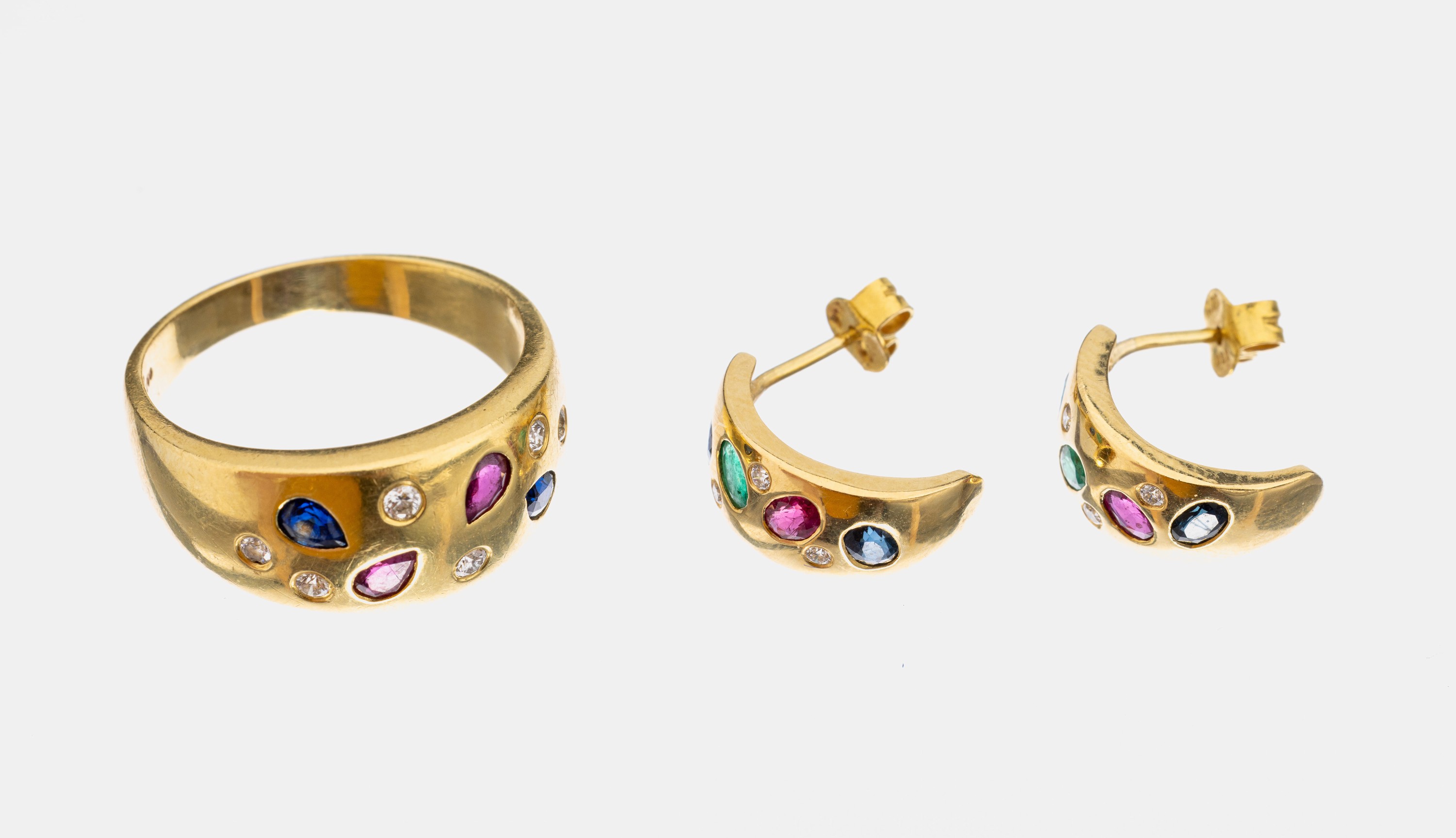 18 kt Gold Farbstein-Brillant-Schmuckset, GG 750/000, best. aus: 1 Ring, RW 61, 2 tropfenf. facett. Rubine und 2 tropfenf. facett. Saphire zus. ca. ...