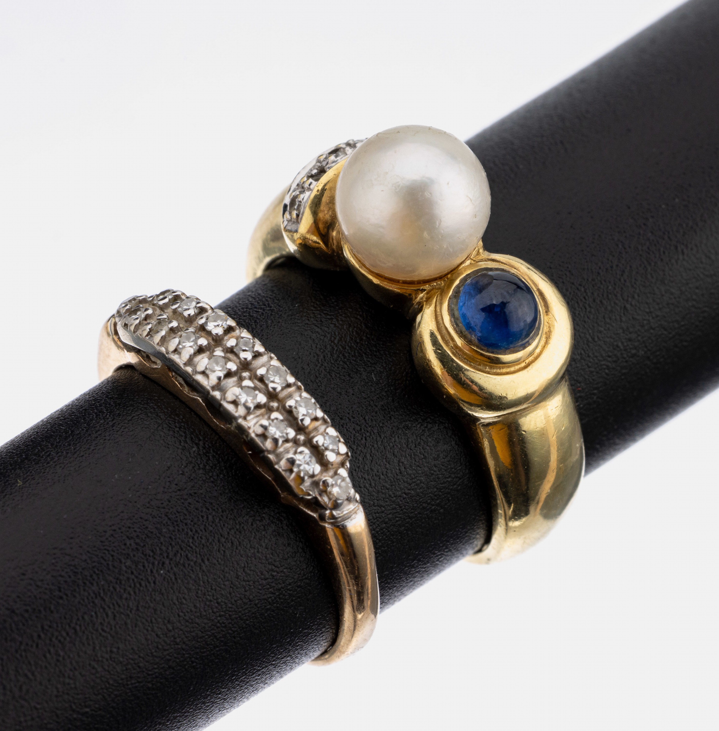 Konvolut 2 Ringe, 1 x GG 750/000, Zuchtperle, D. ca. 7.3 mm, Saphir-Cabochon ca.0.35 ct, 5 8/8-Diamanten zus. ca. 0.025 ct Weiß/si, RW 54, ca. 6.9 ...