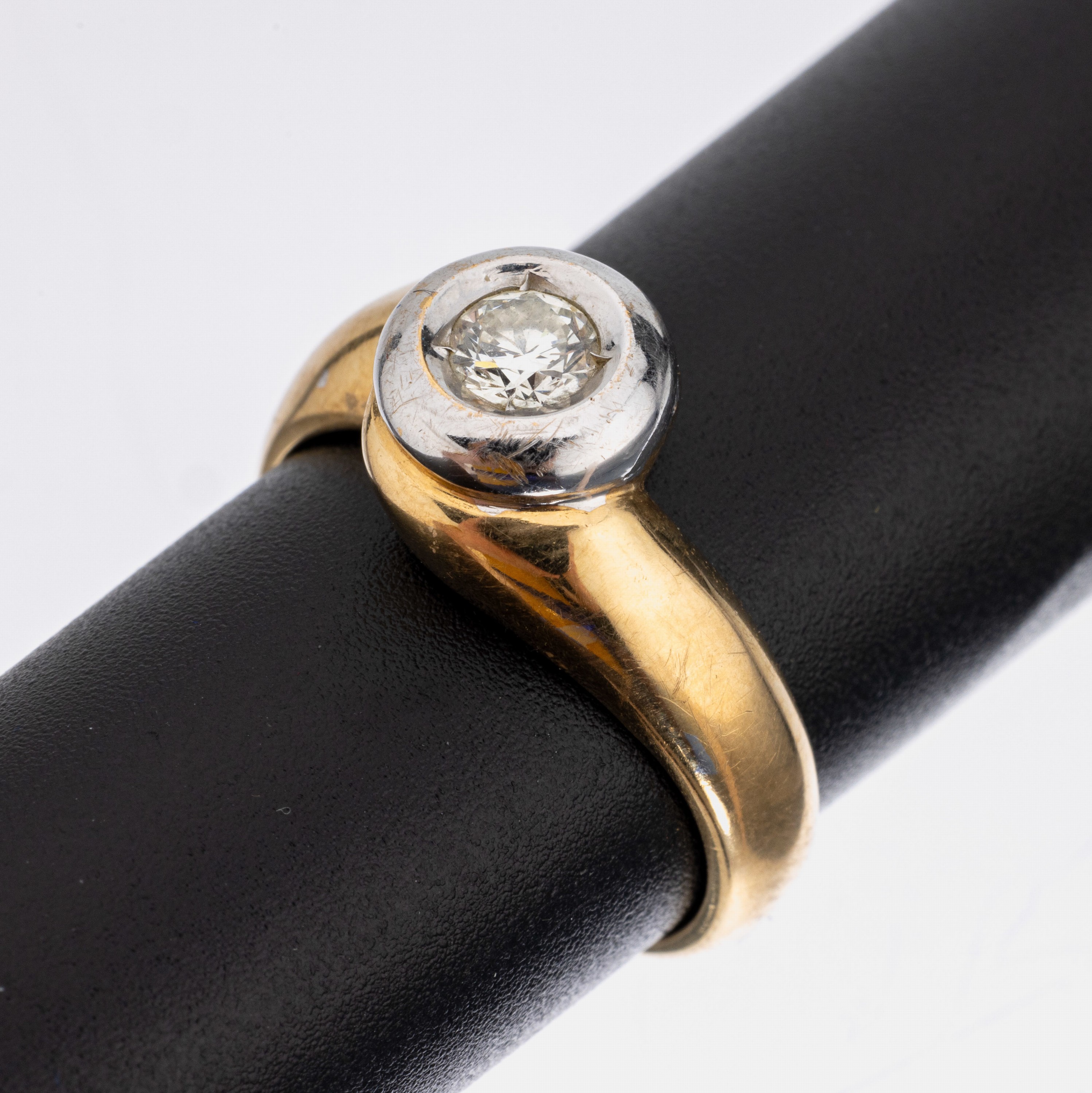14 kt Gold Brillant-Ring, GG/WG 585/000, 1 in WG gefasster Brillant ca. 0.25 ct l.get.Weiß/si, RW 55, ca. 6.6 g