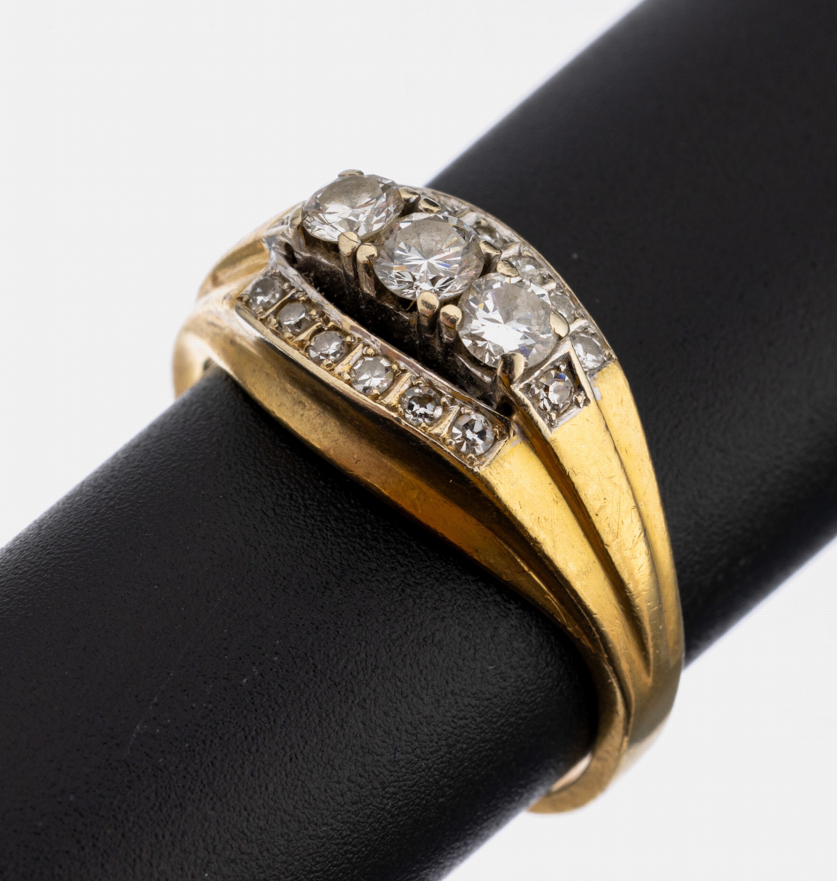 18 kt Gold Diamant-Ring, GG/WG 750/000, 3 erhaben gefasste Brillanten und 14 8/8 -Diamanten zus. ca. 0.62 ct (grav.) Weiß/si, RW 58, ca. 7.6 g