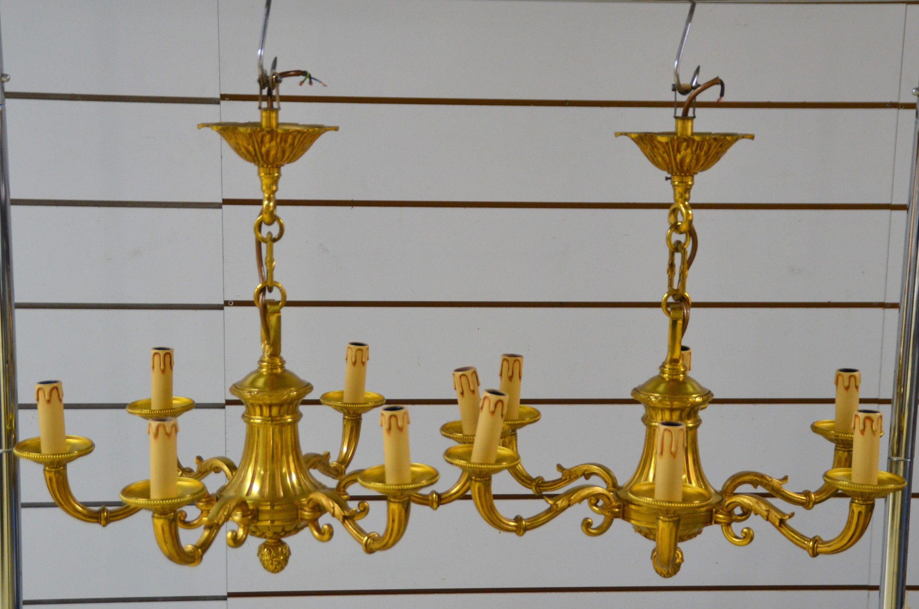 Detail a: 2 Deckenlampen und zwei Wandlampen, Frankreich, nach altem Vorbild des Empire, Bronze vergoldet, mit Akanthusblatt- und Palmettendekor, Deckenlampen ...