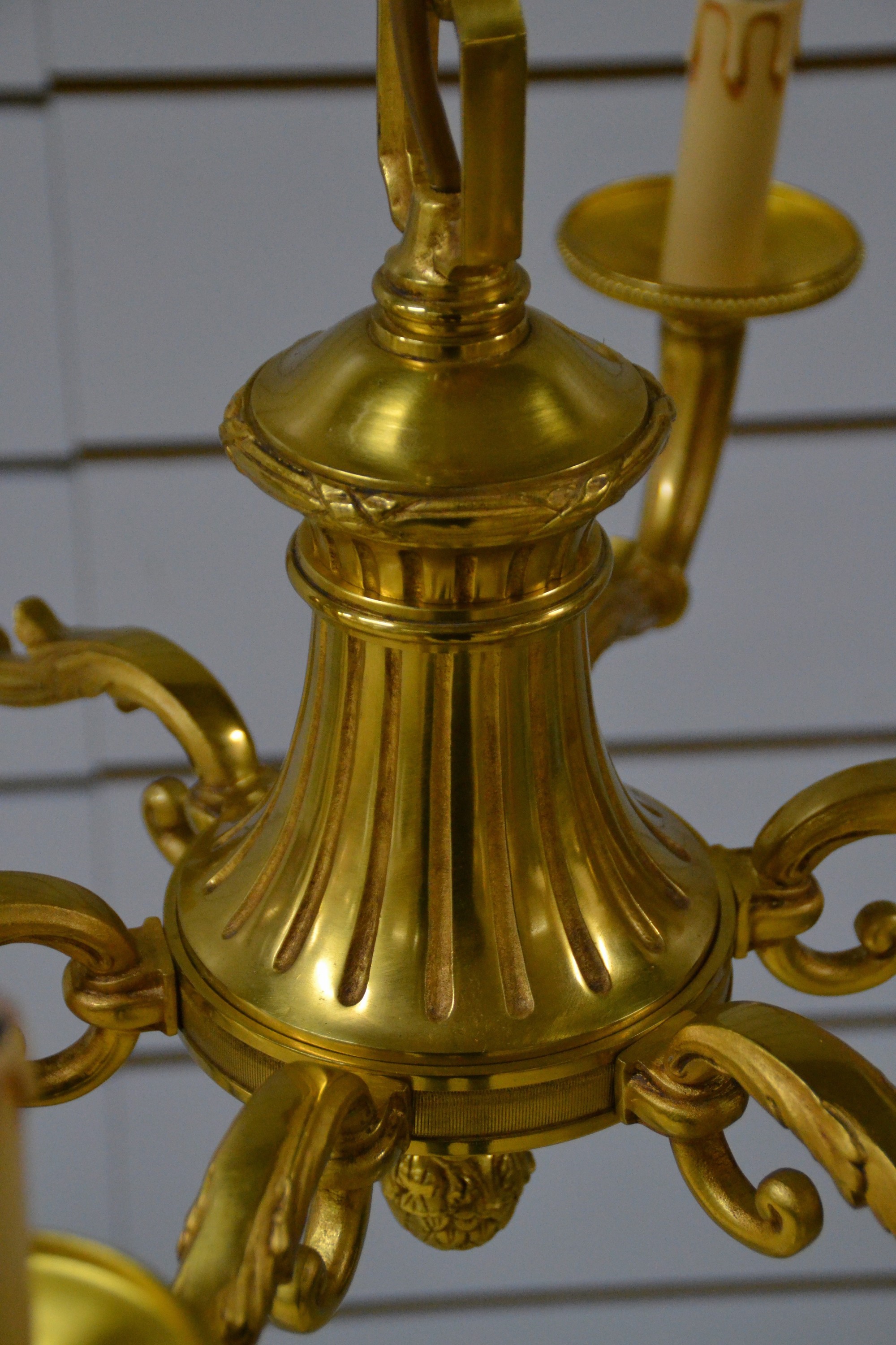 Detail b: 2 Deckenlampen und zwei Wandlampen, Frankreich, nach altem Vorbild des Empire, Bronze vergoldet, mit Akanthusblatt- und Palmettendekor, Deckenlampen ...