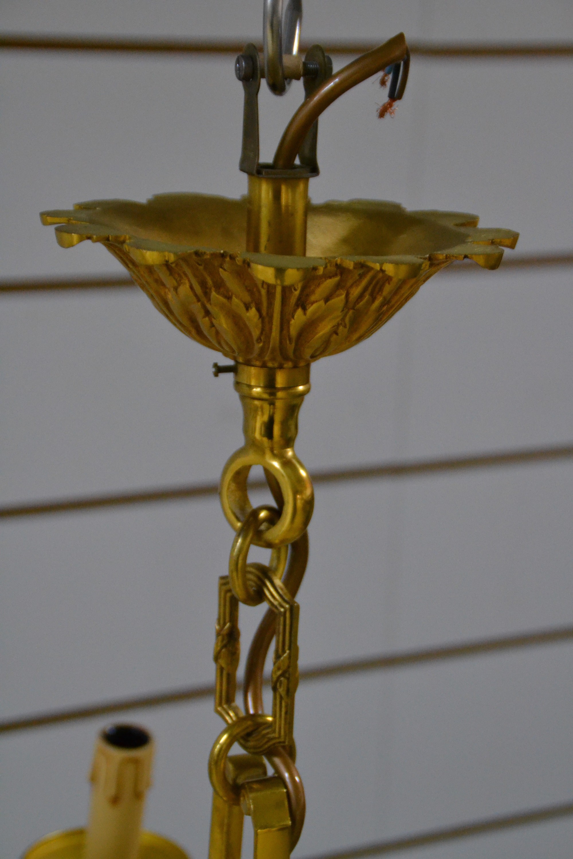 Detail c: 2 Deckenlampen und zwei Wandlampen, Frankreich, nach altem Vorbild des Empire, Bronze vergoldet, mit Akanthusblatt- und Palmettendekor, Deckenlampen ...