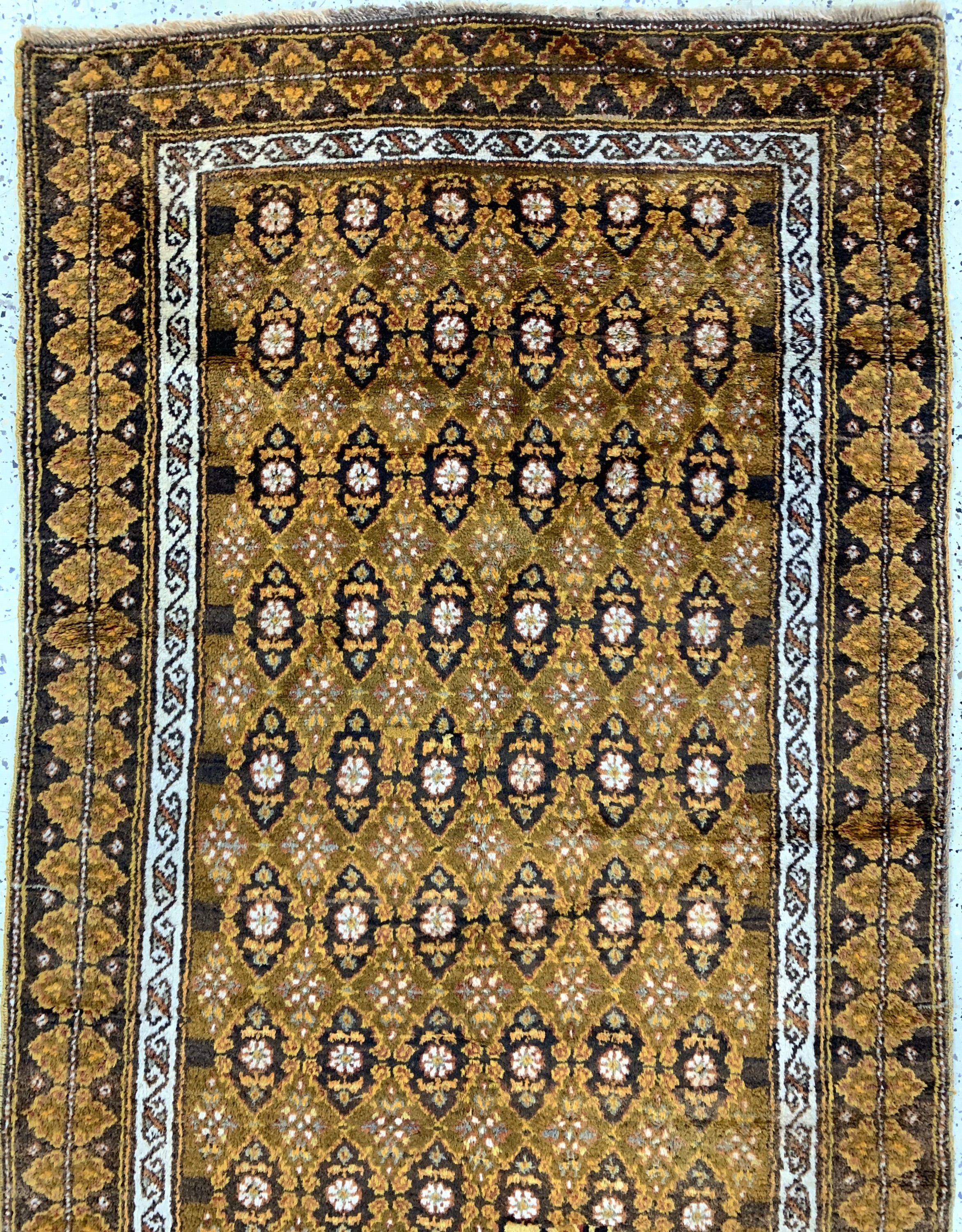 Detail a: Kurdischer"Dorfteppich", Persien, um 1900, Wolle auf Wolle, ca. 367 x 113 cm, minimale Mottenfraß, EHZ: 2